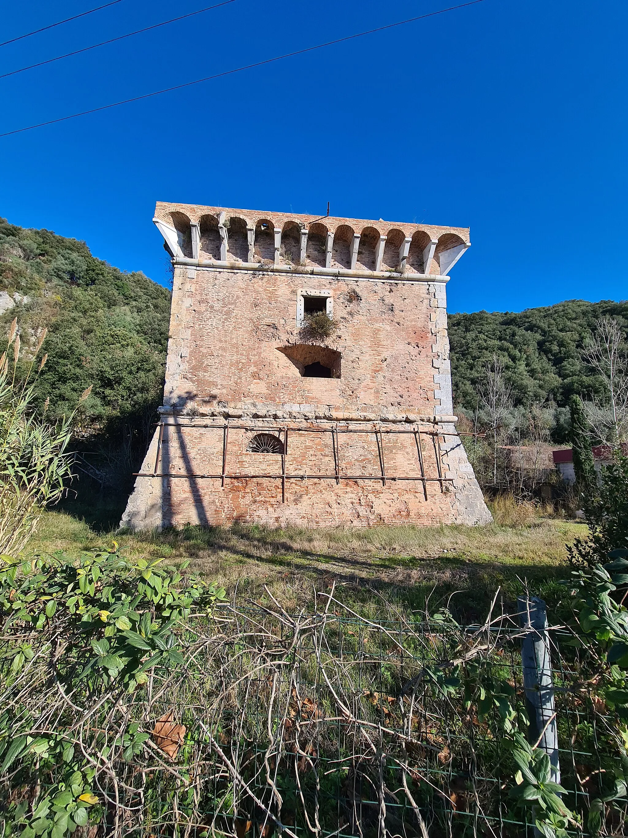 Photo showing: Southern facade of the Tower of Beltrame Gate, also known as the Doe Leap, an old tower from late medieval-early Reinassance times that was militarized to protect the borders between Strettoia (in the Versilia region) and Montignoso.