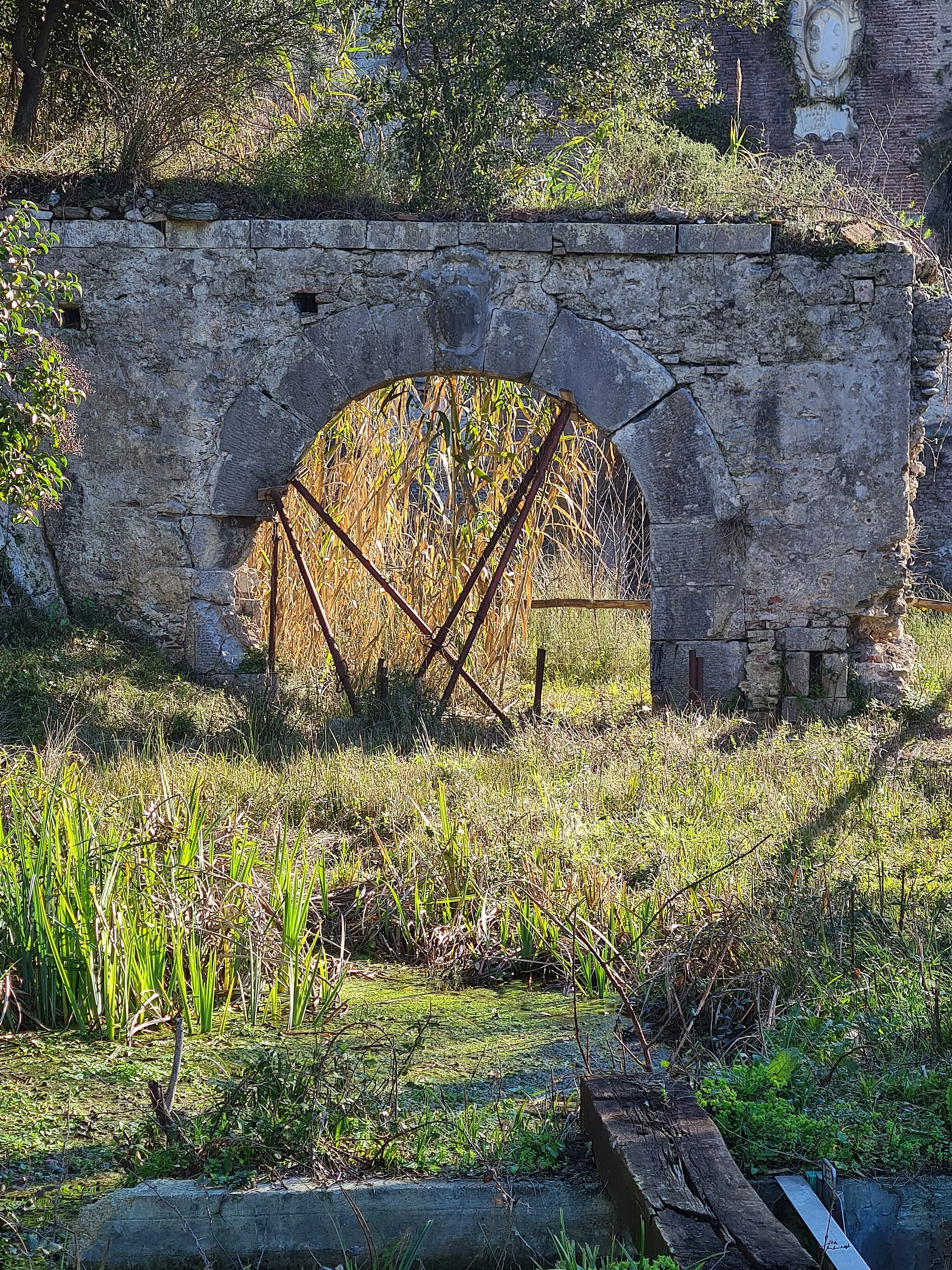 Photo showing: The Beltrame Gate, situated on the border between Versilia and the Duchy of Massa Carrara, made in the late medieval times - early Reinassance era.