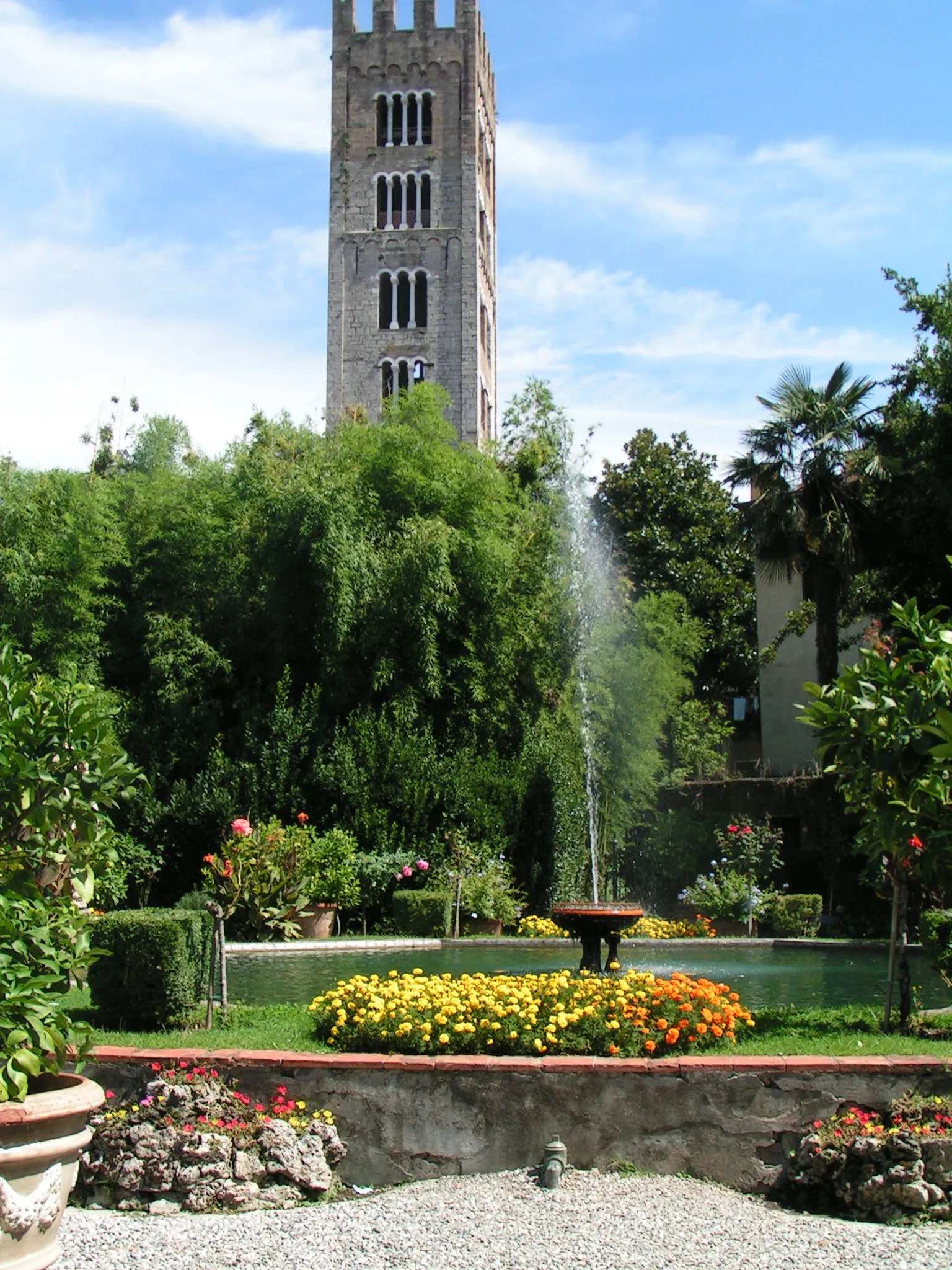 Photo showing: Garden of Palazzo Pfanner and Campanile of San Frediano Basilica in Lucca (Tuscany)
