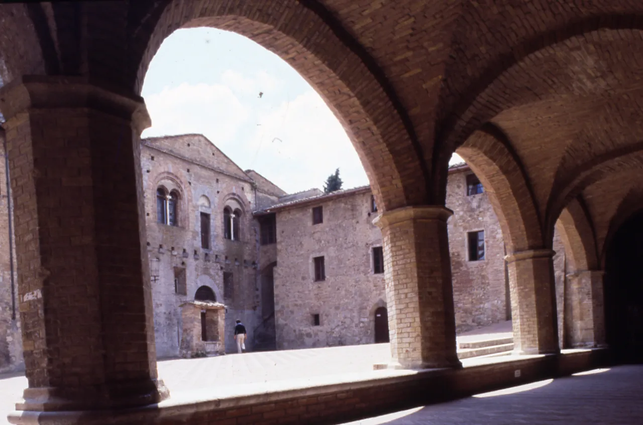 Photo showing: Servizio fotografico : San Gimignano, 1978 / Paolo Monti. - Foglio: 1, Fotogrammi complessivi: 1/20 : Diapositiva, sviluppo cromogeno/ pellicola ; 35 mm. - ((Sullo chassis della diapositiva n. 09 iscrizione inventariale? manoscritta su striscia adesiva in carta bianca: "MO195". - Le diapositive nn. 01-08 e 10-20 costituiscono altre serie. - Per confronto vedi 0235D06. - Occasione: Reportage a colori sulle piazze italiane. - Fonte: Rubrica di Paolo Monti: Diapositive 24x36mm (1948-1982), presso Archivio Paolo Monti. Rubrica con elenco soggetti e numeri di inventario (da 1 a 1000) corrispondenti ai fogli a tasche in pvc in cui sono contenute le diapositive. - Fonte: Fattura di Paolo Monti: IV. Commesse/ Fattura n. 11/ Reportage fotografico diapositive a colori su piazze italiane (1978/06/30), presso Archivio Paolo Monti. Fotografie eseguite sulle seguenti piazze: Verona, Vicenza, Padova, Palermo, Cefalù, Carpri, Napoli e Nardò. Materiali e sviluppi: N. 18 rulli colore 6x6, n. 17 rulli colore 35mm, n. 18 sviluppi 6x6; n. 17 sviluppi 35mm