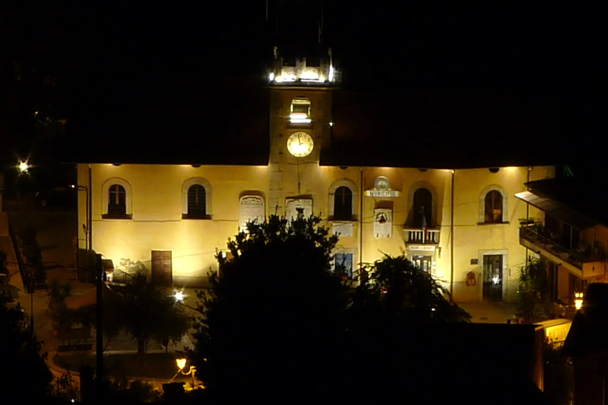 Photo showing: Palazzo storico del comune - visione notturna