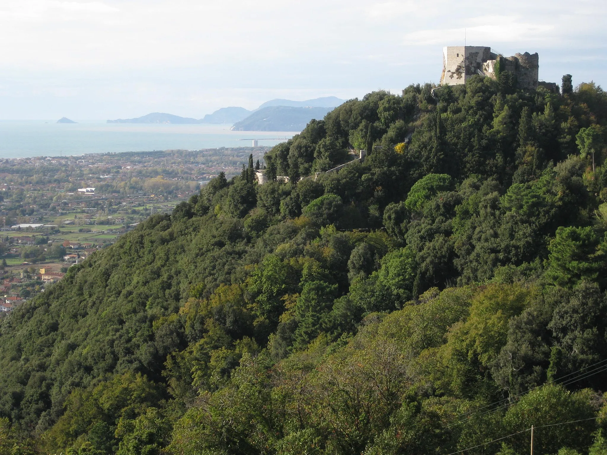 Photo showing: Castle Aghinolfi in 2011. Massa, Italy. 1st headland in background is Punta Bianca. The little island in the left is Tinetto. Between the headlands (Golfo dei Poeti) is entrance to La Spezia harbor.