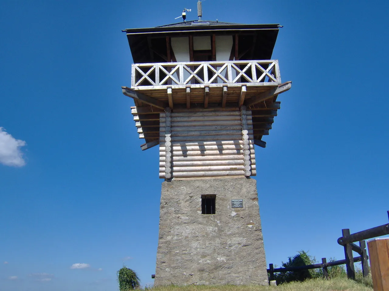 Photo showing: Stefansturm - Archäologisch fehlerhafte Rekonstruktion des Limeswachturms Wp 1/84 auf dem „Großen Kopf“ bei Arzbach/Westerwald.