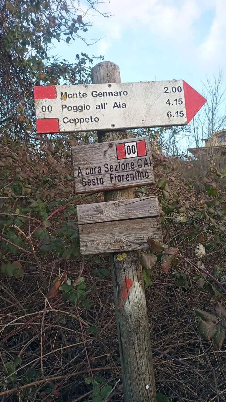 Photo showing: Segnavia inizio sentiero CAI 600, posto in Monte Morello presso località Croci di Calenzano