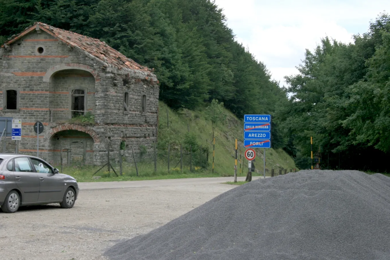 Photo showing: Passo della Calla on the watershed in the National park of Casentinesi. This is the old borderline between Tuscany and Emilio-Romagna. The ruin of the old border post can be seen in the background.