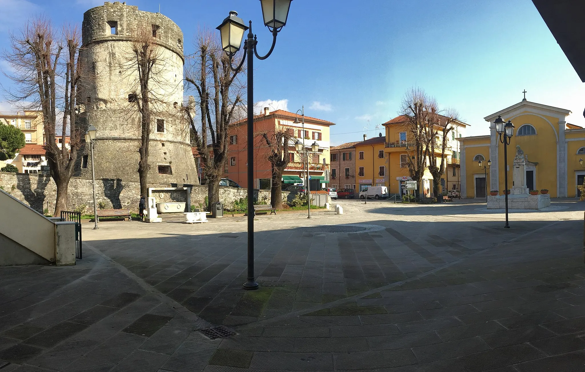 Photo showing: View of Piazza Finelli in Avenza, fraction of Carrara, with Castruccio Tower and San Pietro Church on background