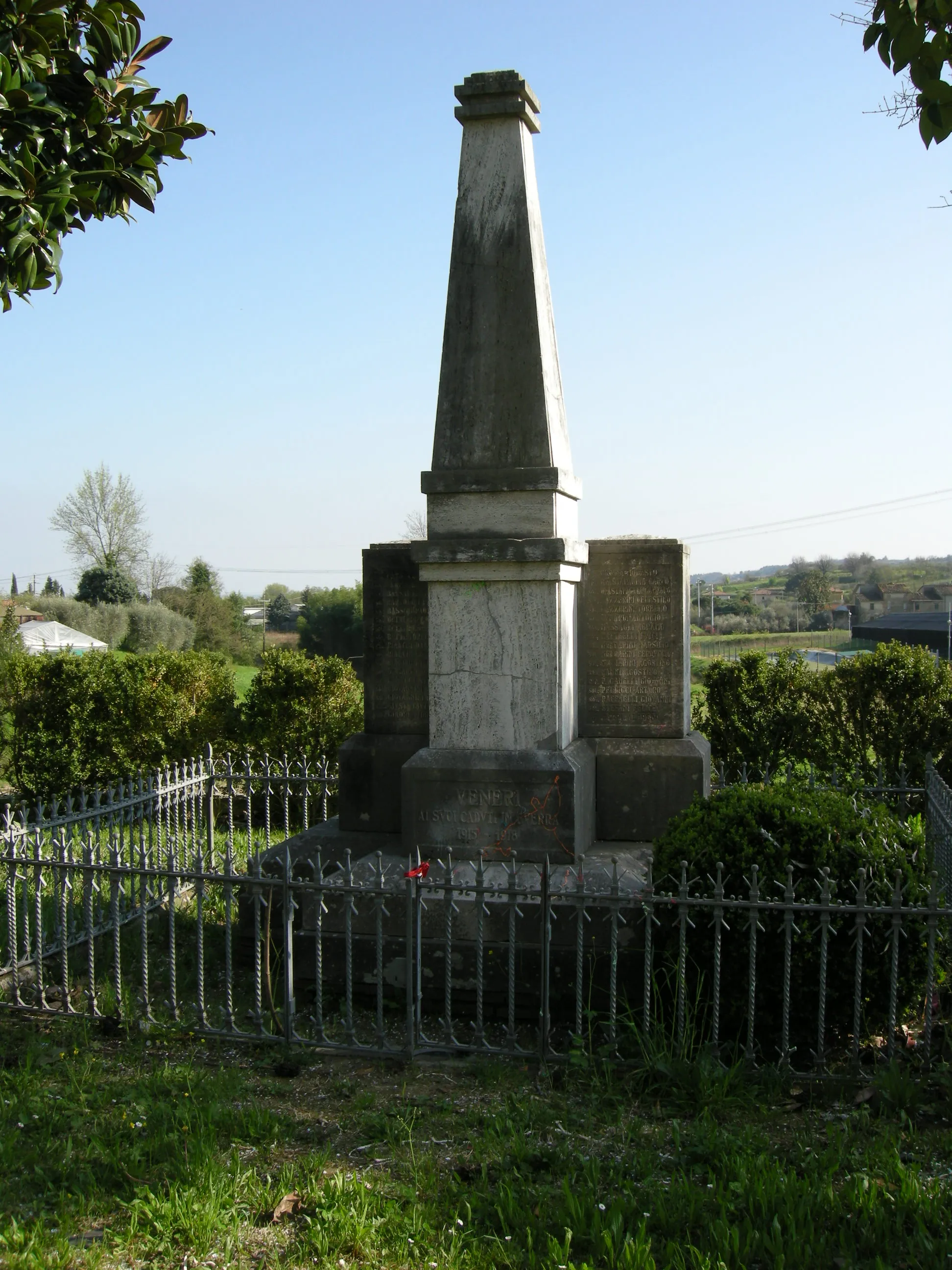 Photo showing: Veneri, monumento ai caduti