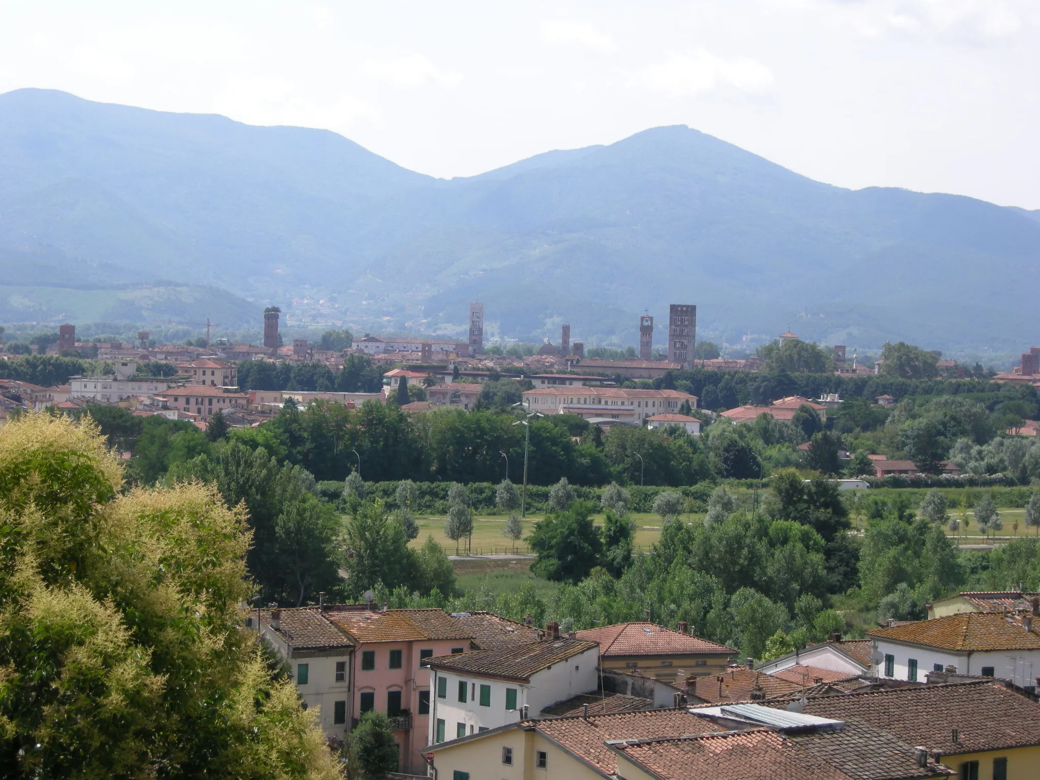 Photo showing: Veduta di lucca dal monte san quirico