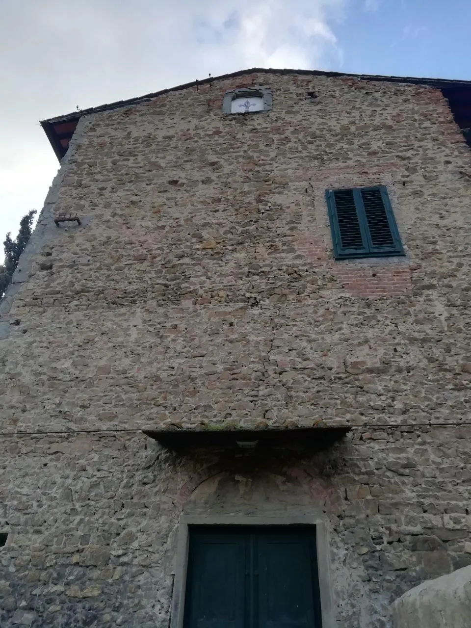 Photo showing: La facciata d'ingresso del nucleo più antico di Torre Pandolfini