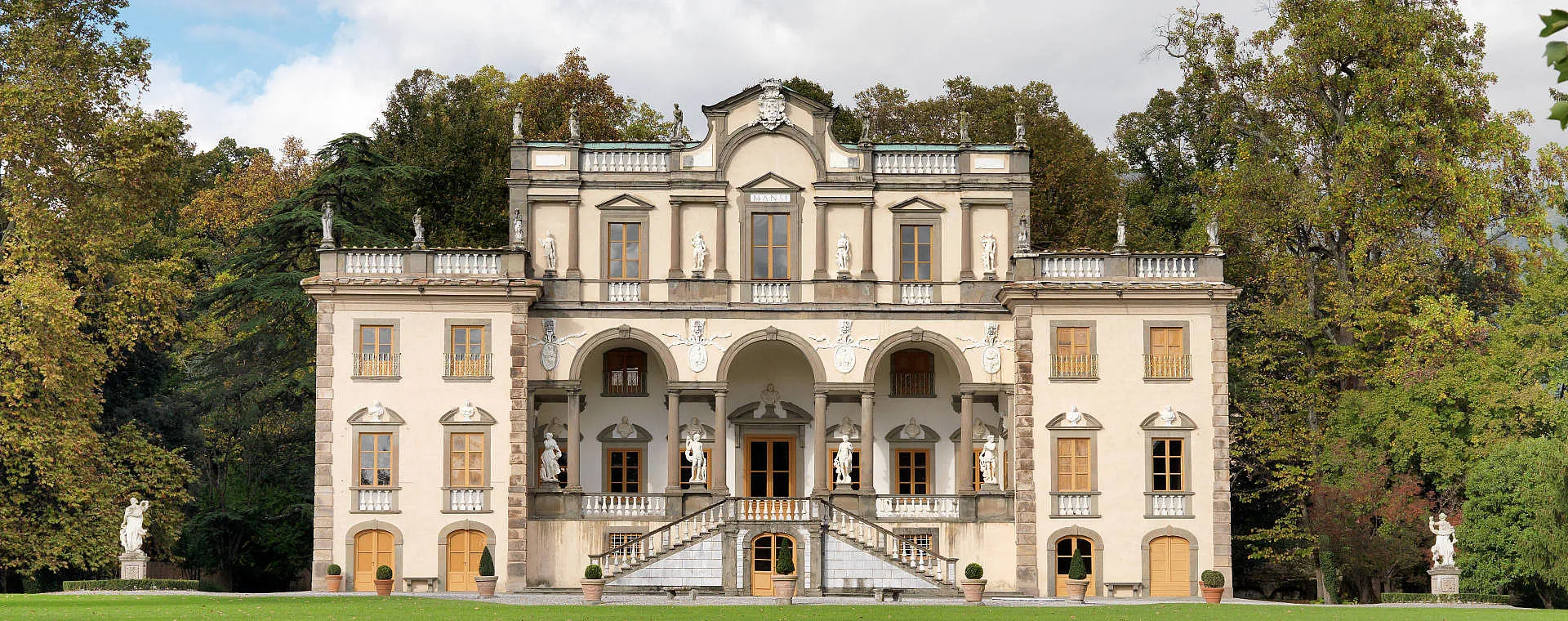 Photo showing: facciata della villa mansi a capannori