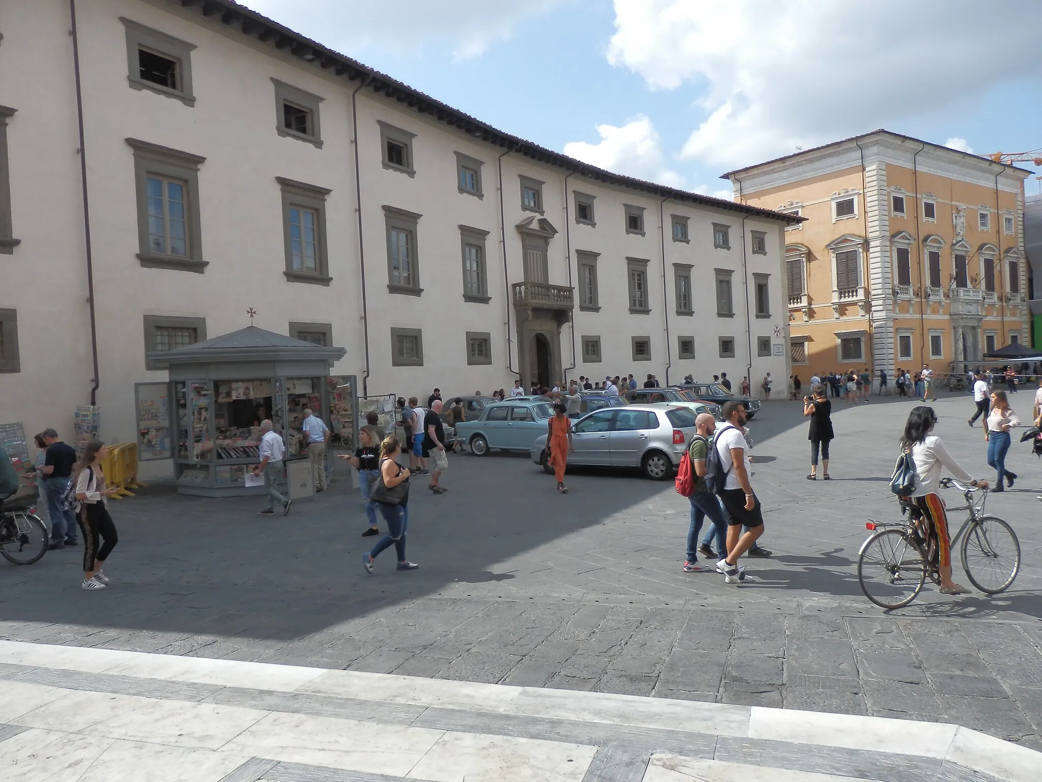 Photo showing: Riprese della seconda stagione della serie TV "L'Amica Geniale" in Piazza dei Cavalieri, Pisa.