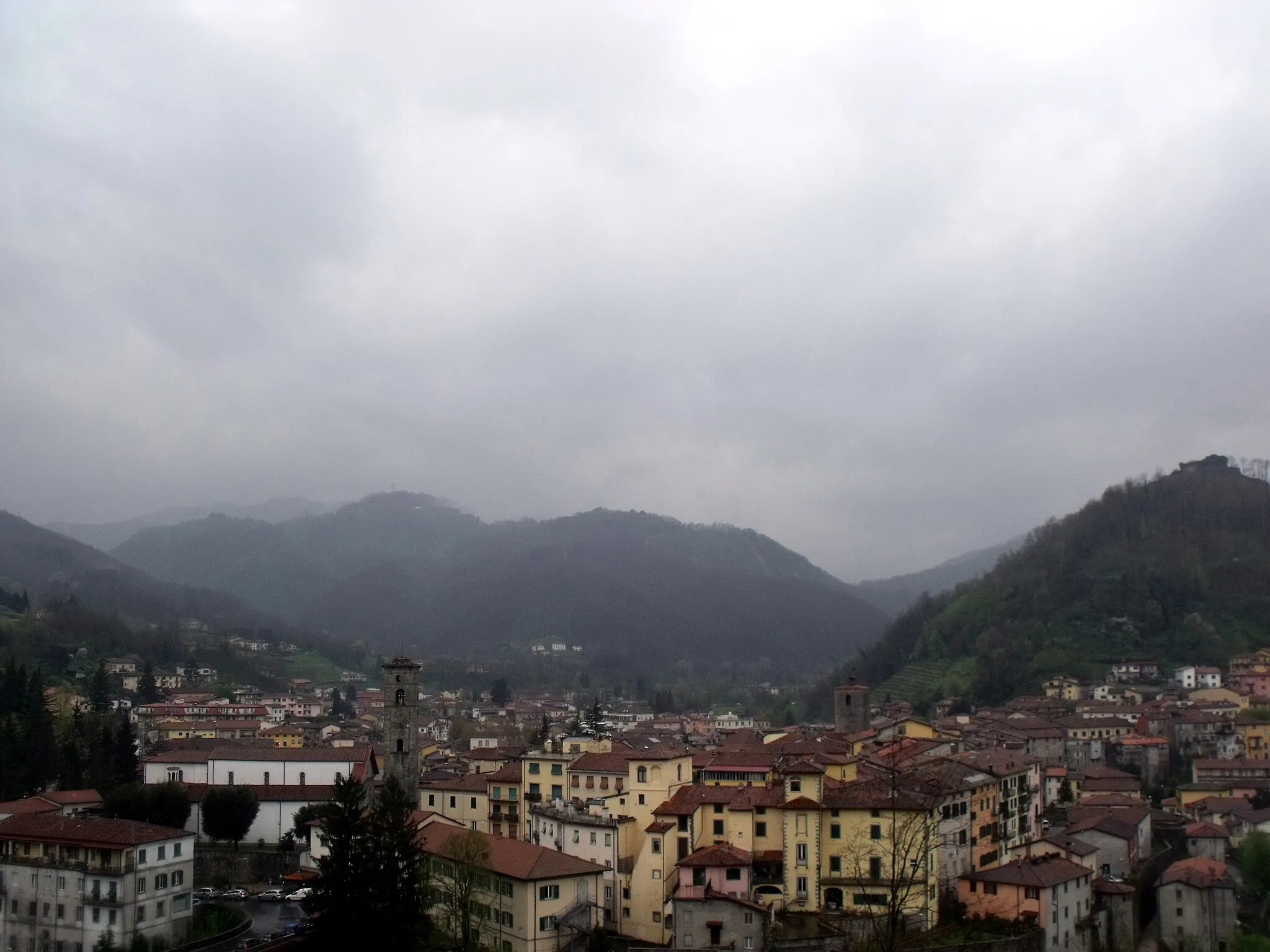 Photo showing: Panorama of Castelnuovo di Garfagnana (right above the hill Fortezza di Mont'Alfonso), Province of Lucca, Tuscany, Italy