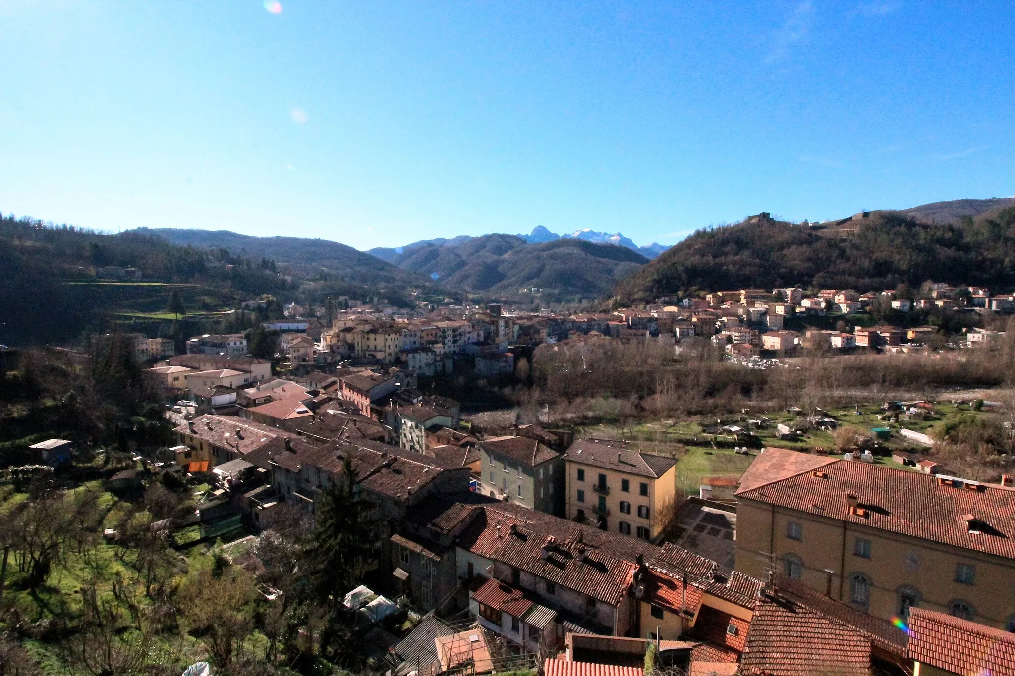 Photo showing: Panorama of Castelnuovo di Garfagnana (right above the hill Fortezza di Mont'Alfonso), Province of Lucca, Tuscany, Italy