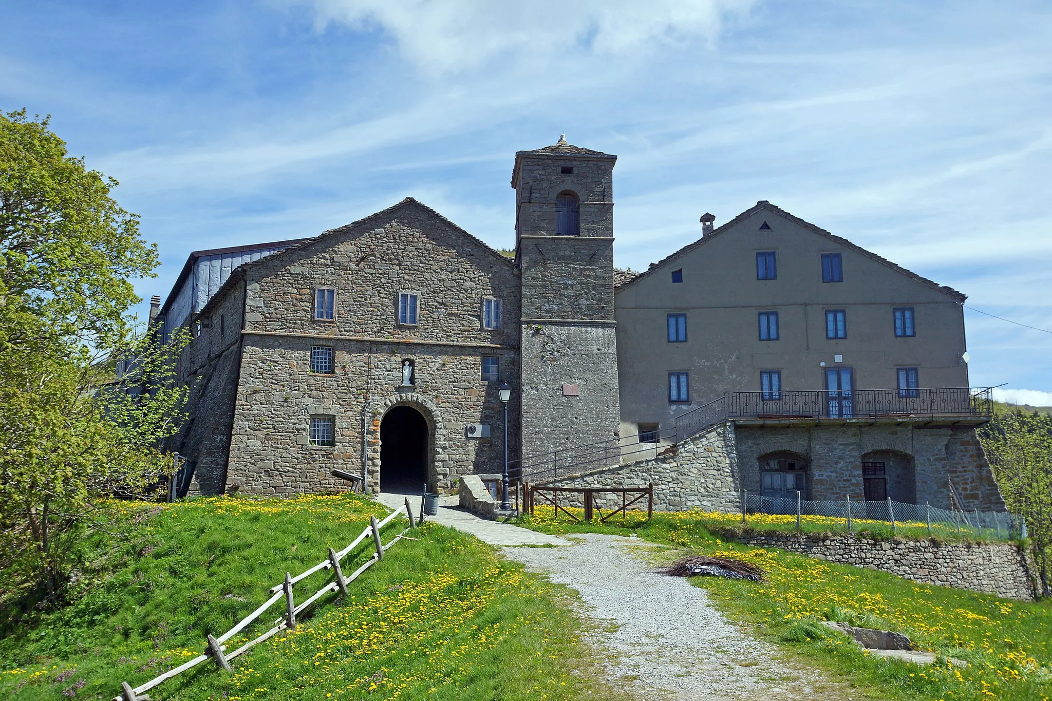 Photo showing: Sanctuary Santuario di San Pellegrino in Alpe, with the Church Santi Pellegrino e Bianco, San Pellegrino in Alpe, hamlet of Castiglione di Garfagnana, Province of Lucca, Tuscany, Italy
