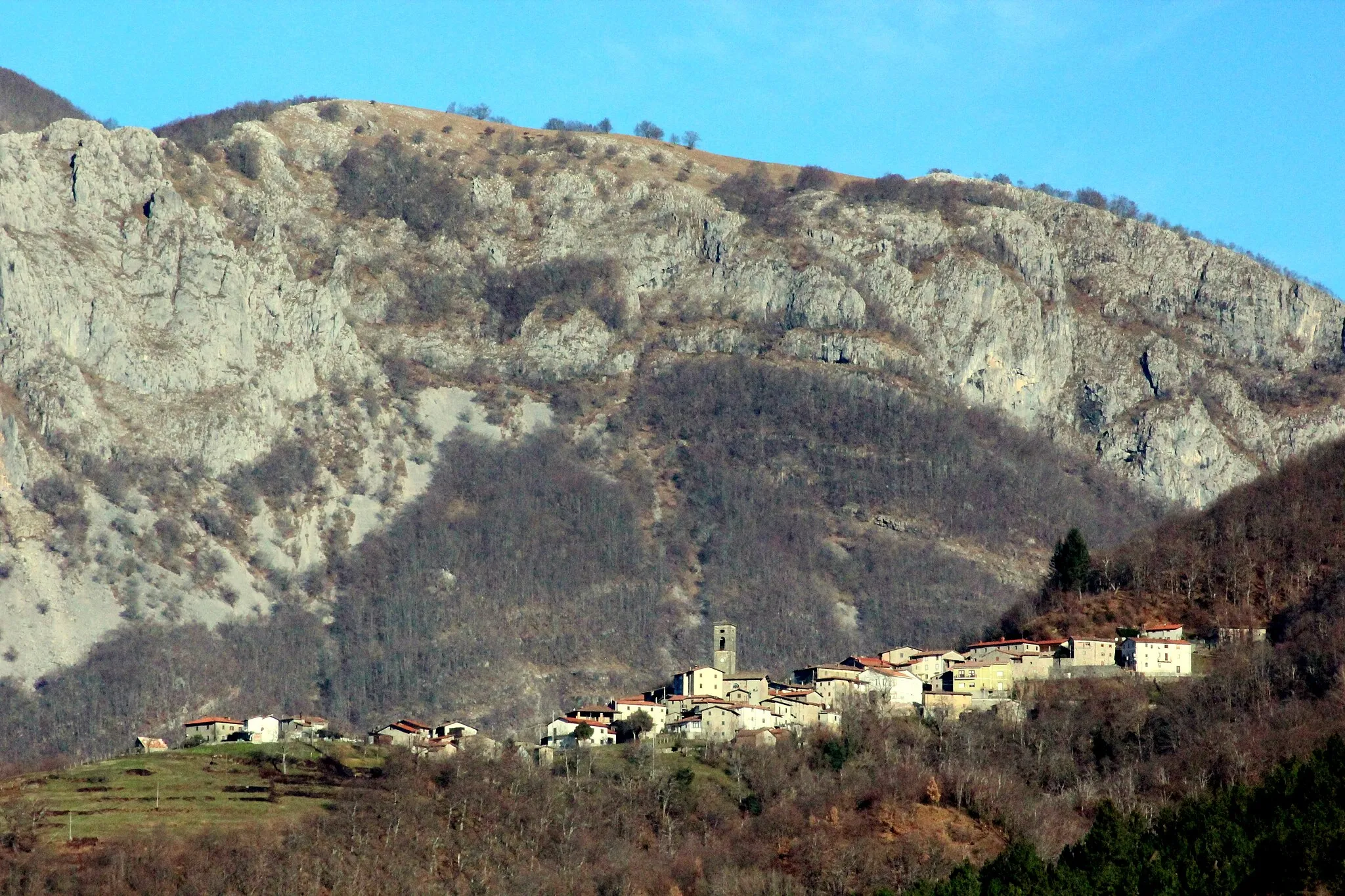 Photo showing: Panorama of Chiozza, hamlet of Castiglione di Garfagnana, Province of Lucca, Tuscany, Italy