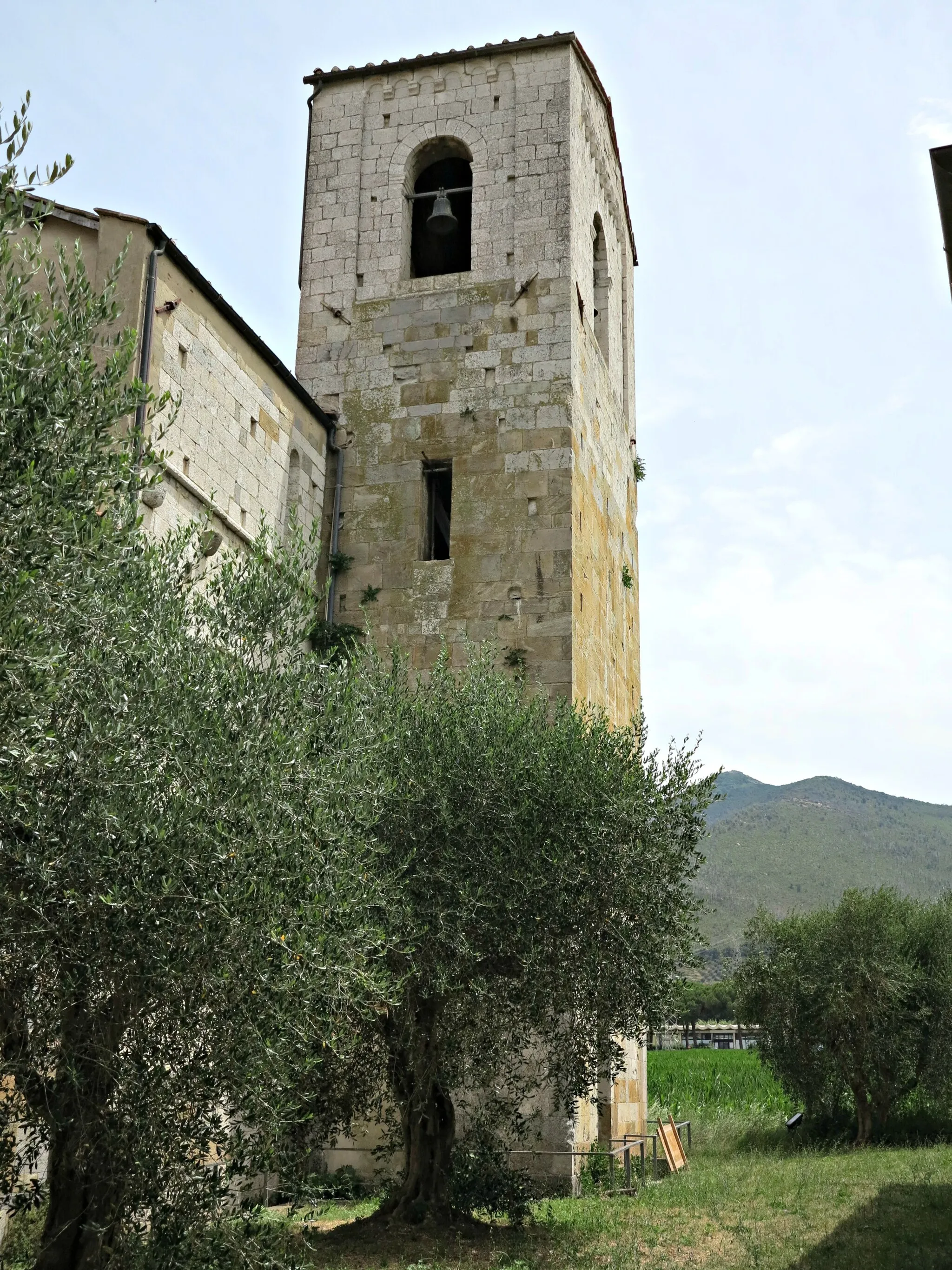 Photo showing: Campanile della Pieve di Santa Giulia a Caprona