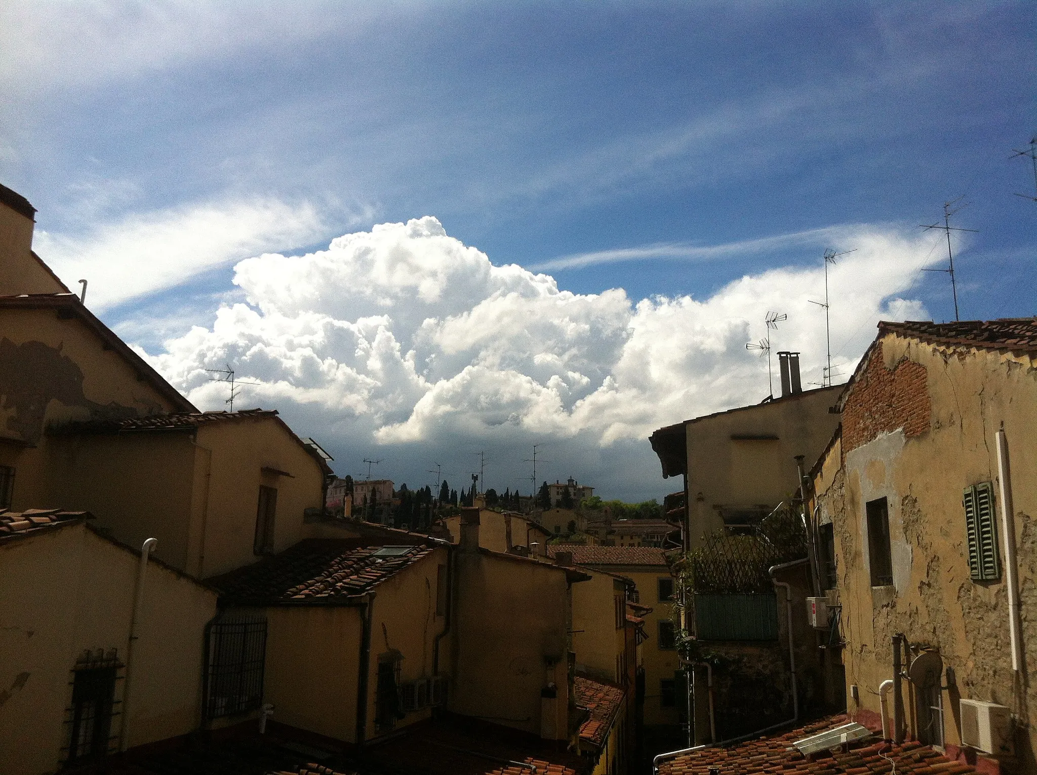 Photo showing: Cumulogenesi pomeridiana di origine termoconvettiva sulle colline del Chianti vista da Firenze nel primo pomeriggio del 22 aprile 2013.