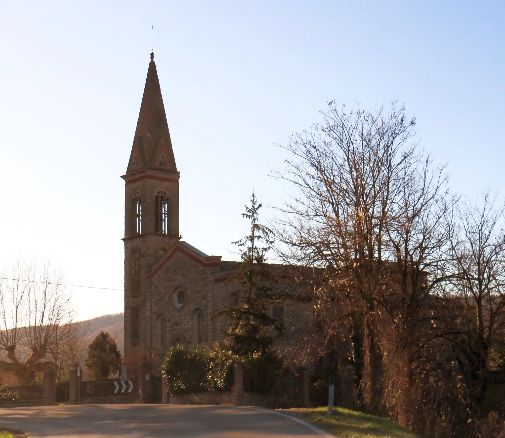 Photo showing: Traveling along the Valdambra provincial road between Bucine and Ambra, in Capannole, you will find this jewel, it is the ancient Romanesque parish church of San Quirico in Capannole
The first document attesting to its existence dates back to 1021. Over the centuries, however, the primitive building has undergone several restorations that have altered its original shape: even in 1928 it was completely rebuilt.