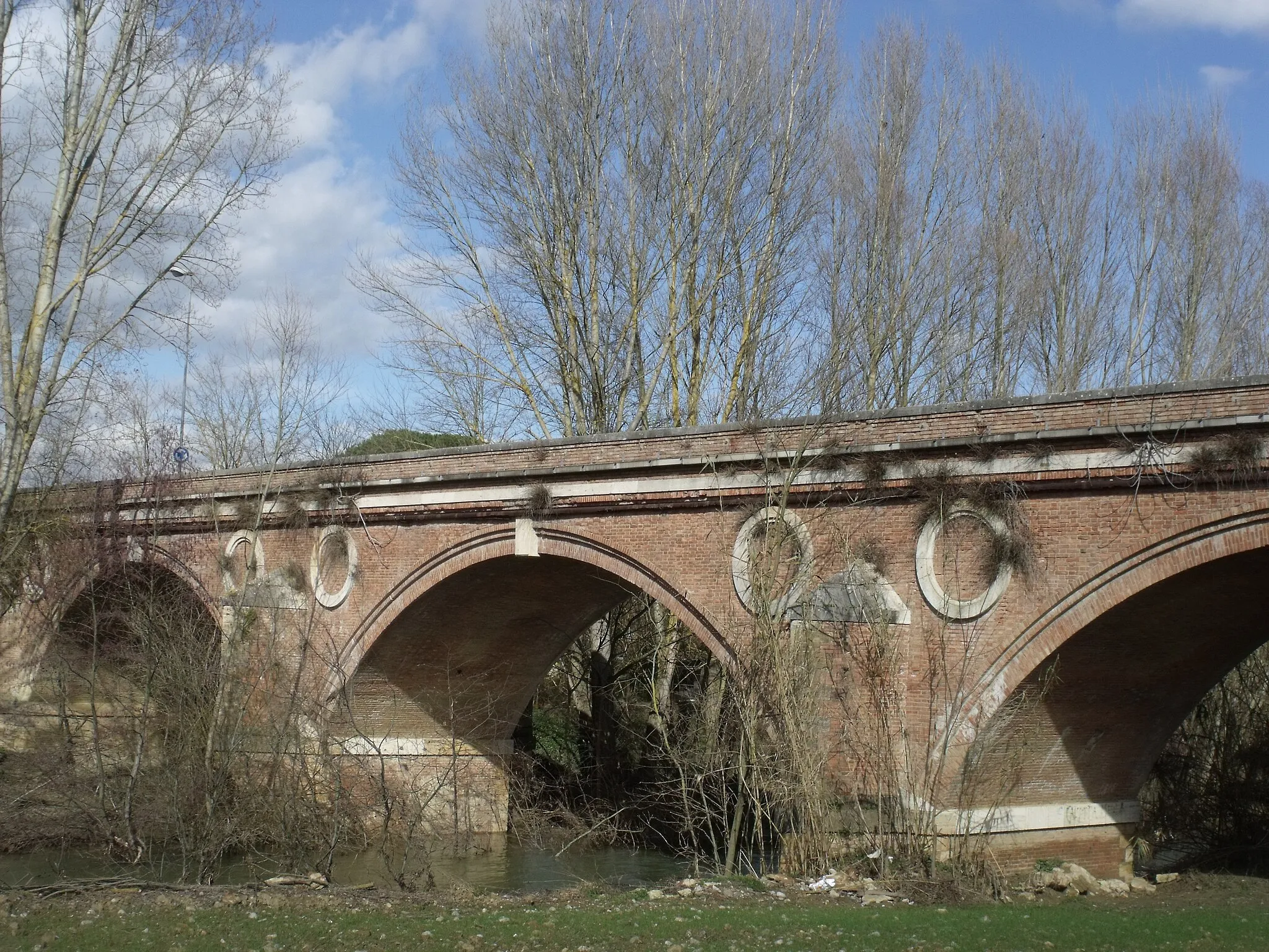 Photo showing: The Arbia River and Bridge between Taverne d’Arbia (Siena) and Arbia (Asciano), Province of Siena, Tuscany, Italy