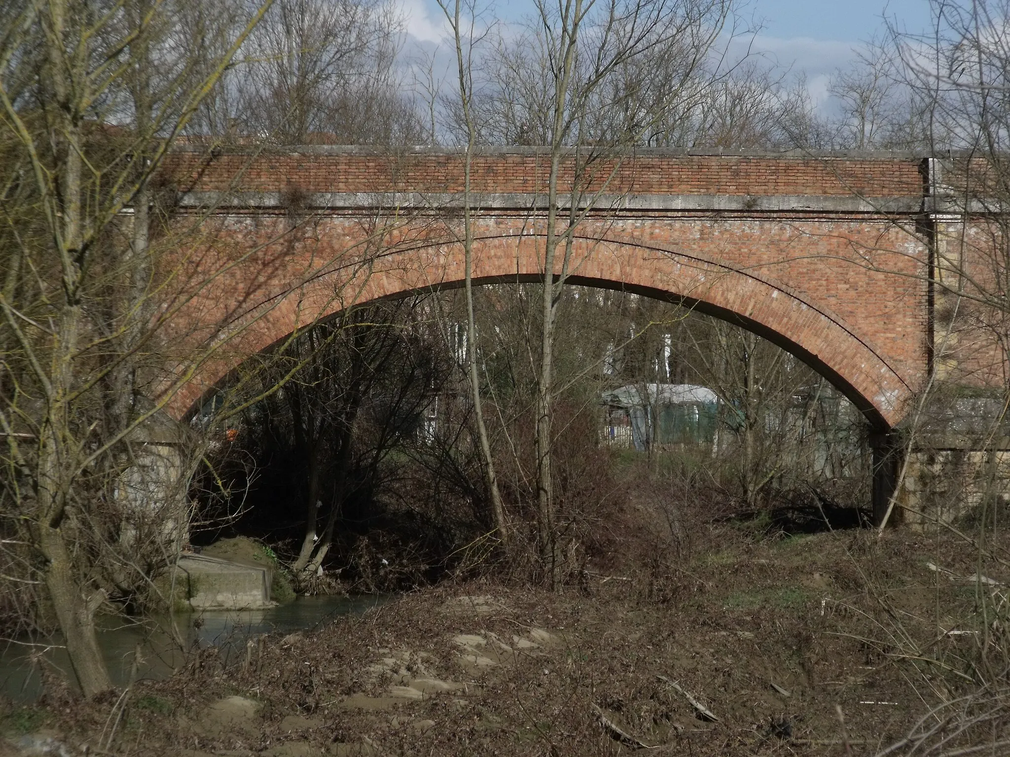 Photo showing: The Arbia River and the Railway Bridge between Taverne d’Arbia (Siena) and Arbia (Asciano), Province of Siena, Tuscany, Italy