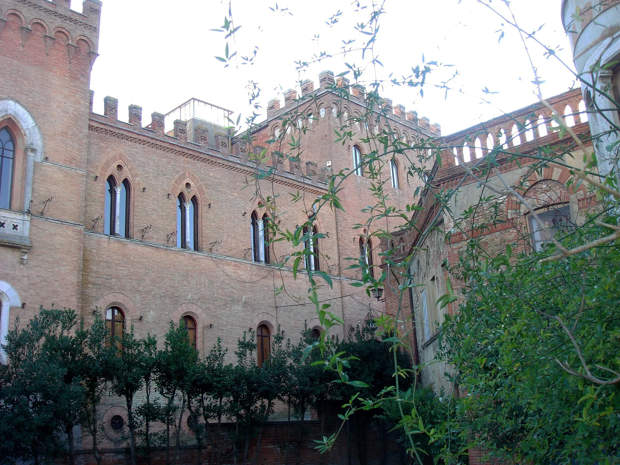 Photo showing: Esterno laterale Castello di Farnetella (Siena)