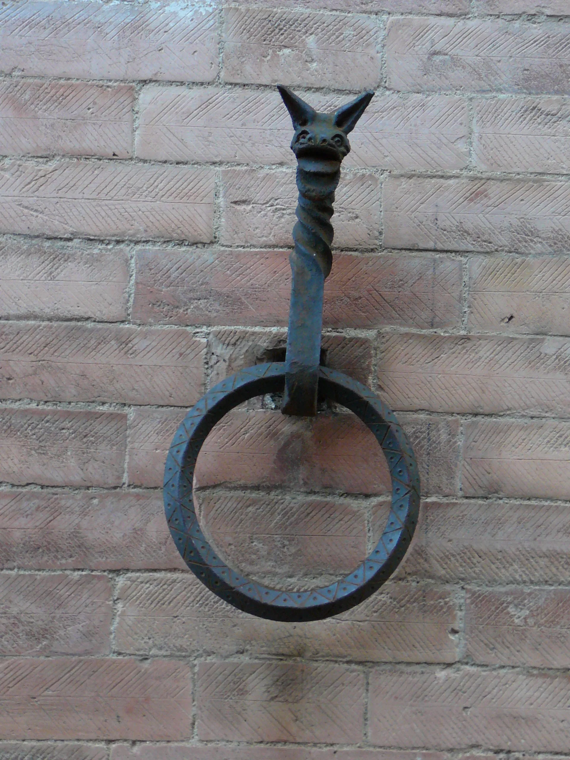 Photo showing: Particolare in ferro battuto Castello di Farnetella (Siena)