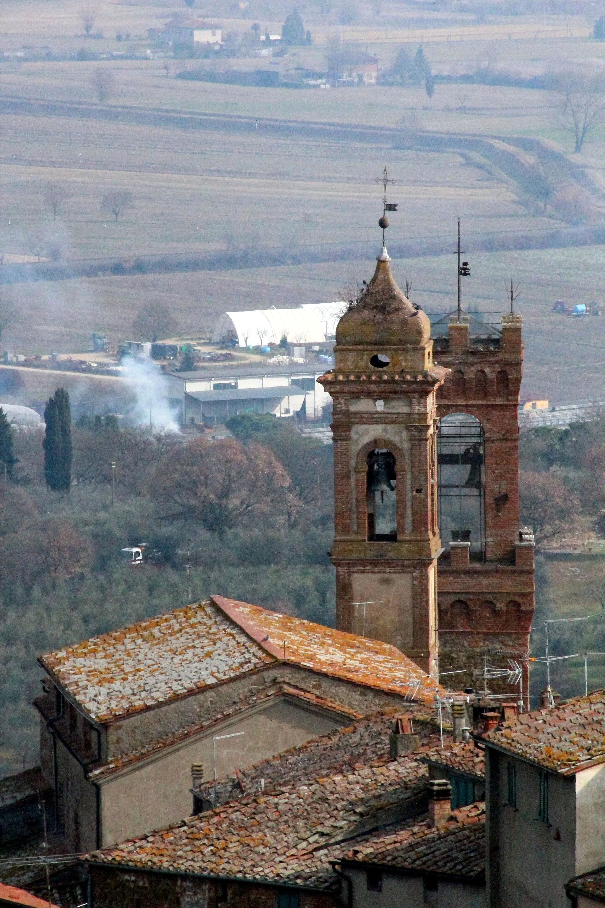 Photo showing: Left: Church and Campanile of San Biagio, right side: Tower Torre del Cassero (Torre del Cassero dei Cacciaconti), Scrofiano, hamlet of Sinalunga, Province of Siena, Tuscany, Italy