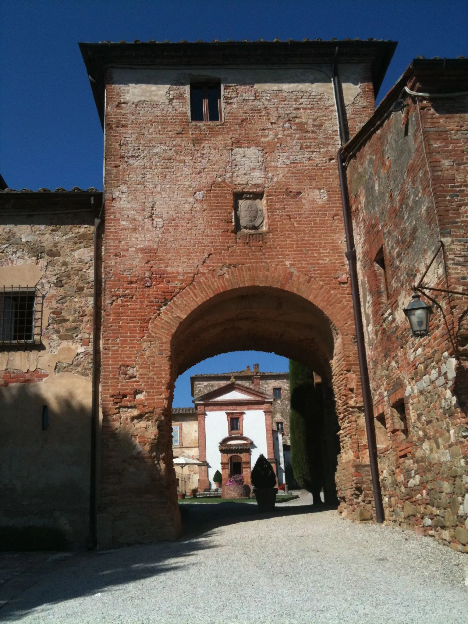 Photo showing: Porta principale di accesso alla Fattoria de L'Amorosa