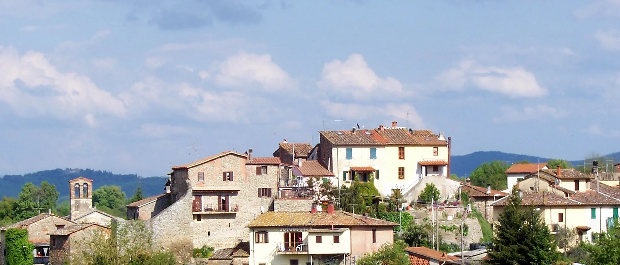 Photo showing: Panorama of the secondary urban agglomeration of Mercatale Valdarno, a vilage on the hills of Montevarchi. In the middle age it was called San Biagio Tower and it was a fortified citadel