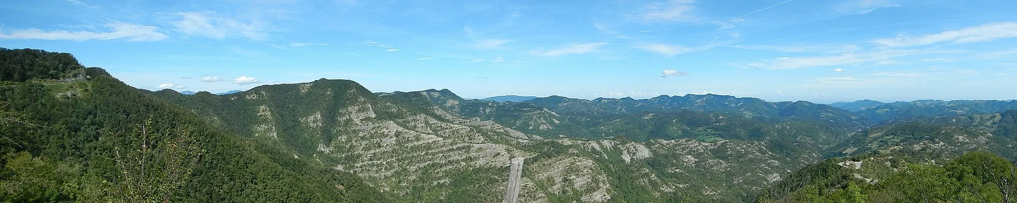 Photo showing: Veduta panoramica dei luoghi e dei monti circostanti al passo
