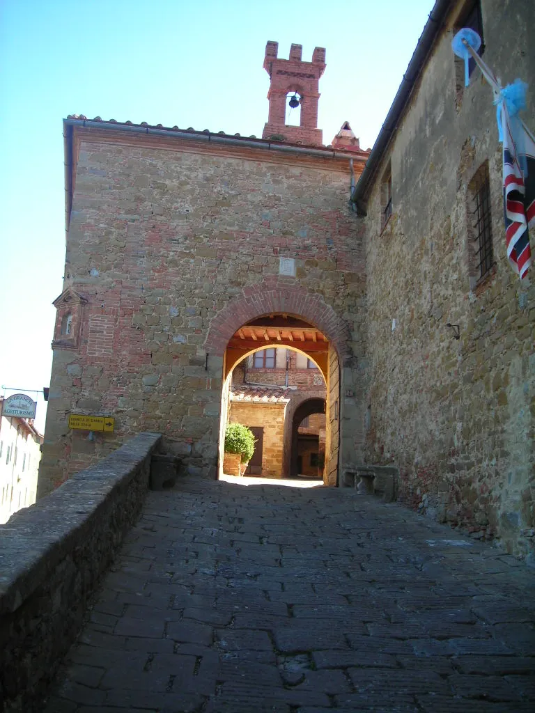 Photo showing: La facciata principale della Grancia di Santa Maria della Scala in Montisi, provincia di Siena, con il portone aperto e, in alto, il campaniletto entro il quale si trova la campanella detta "Martinella".