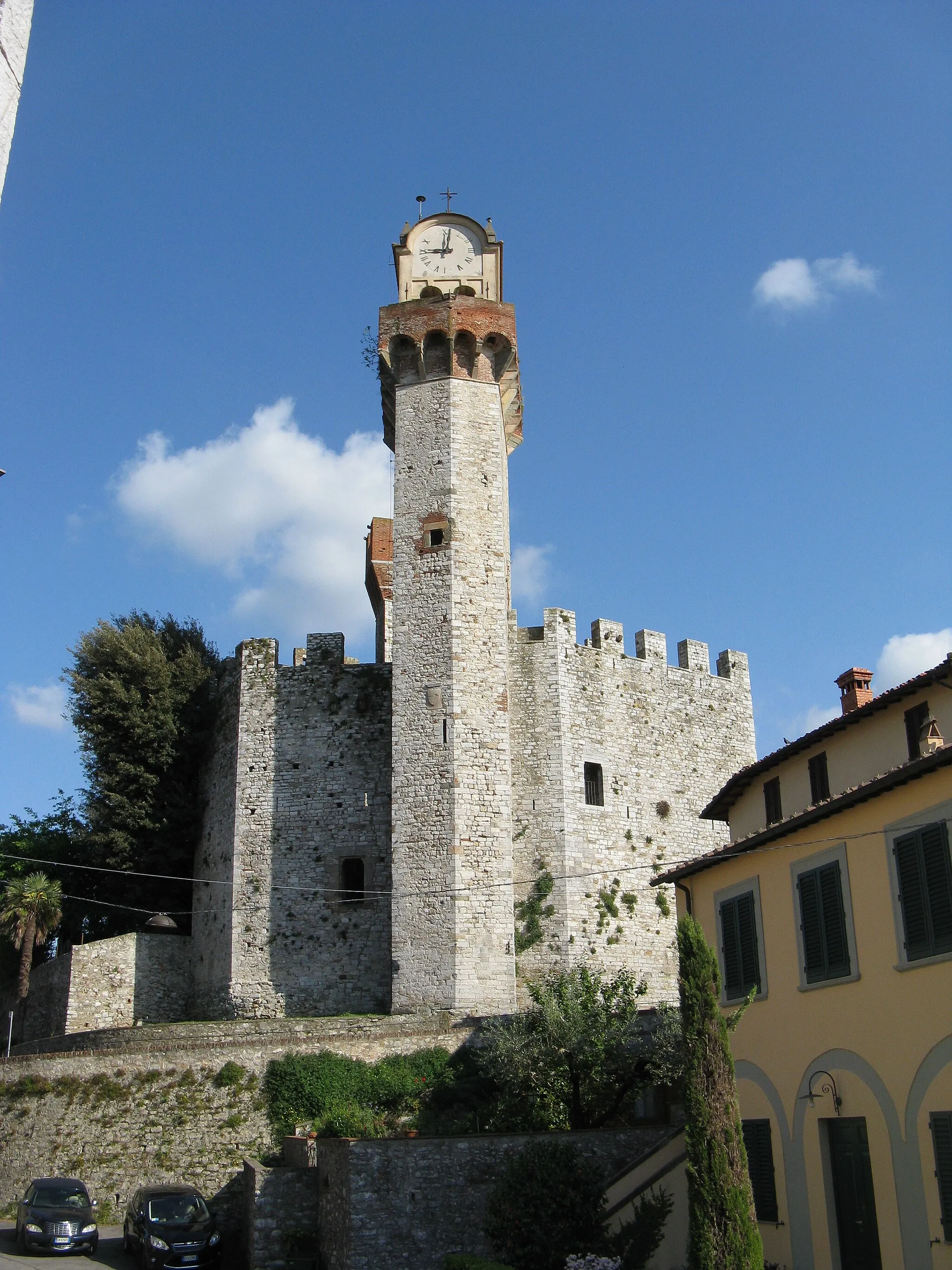 Photo showing: Il Castello di Nozzano con la torre dell'orologio principale.