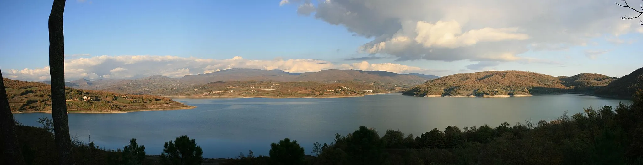 Photo showing: Lake of Montedoglio