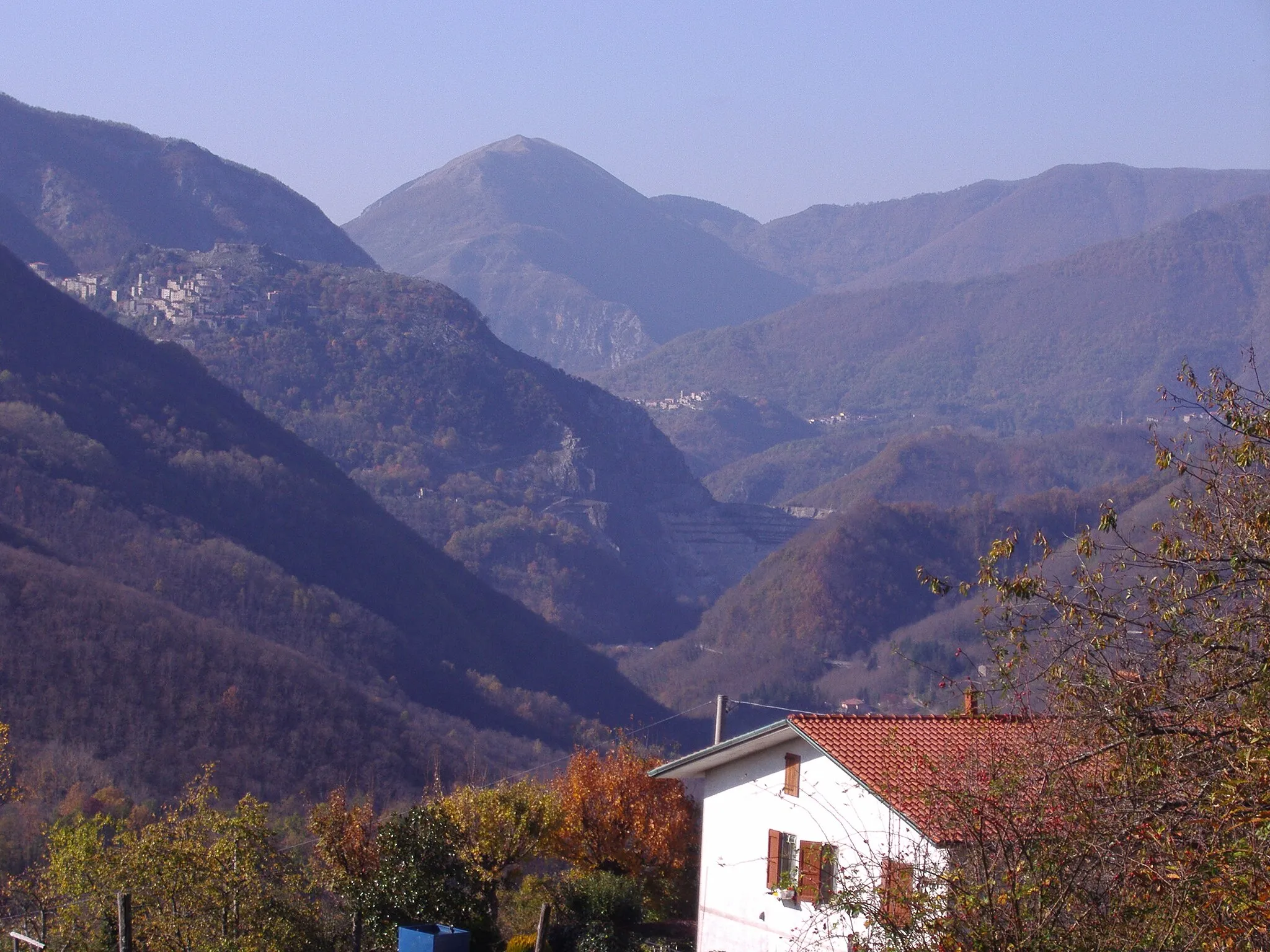 Photo showing: Veduta della Val di Lima presso Lucchio e Tana Termini dalla località Lolle di Piteglio