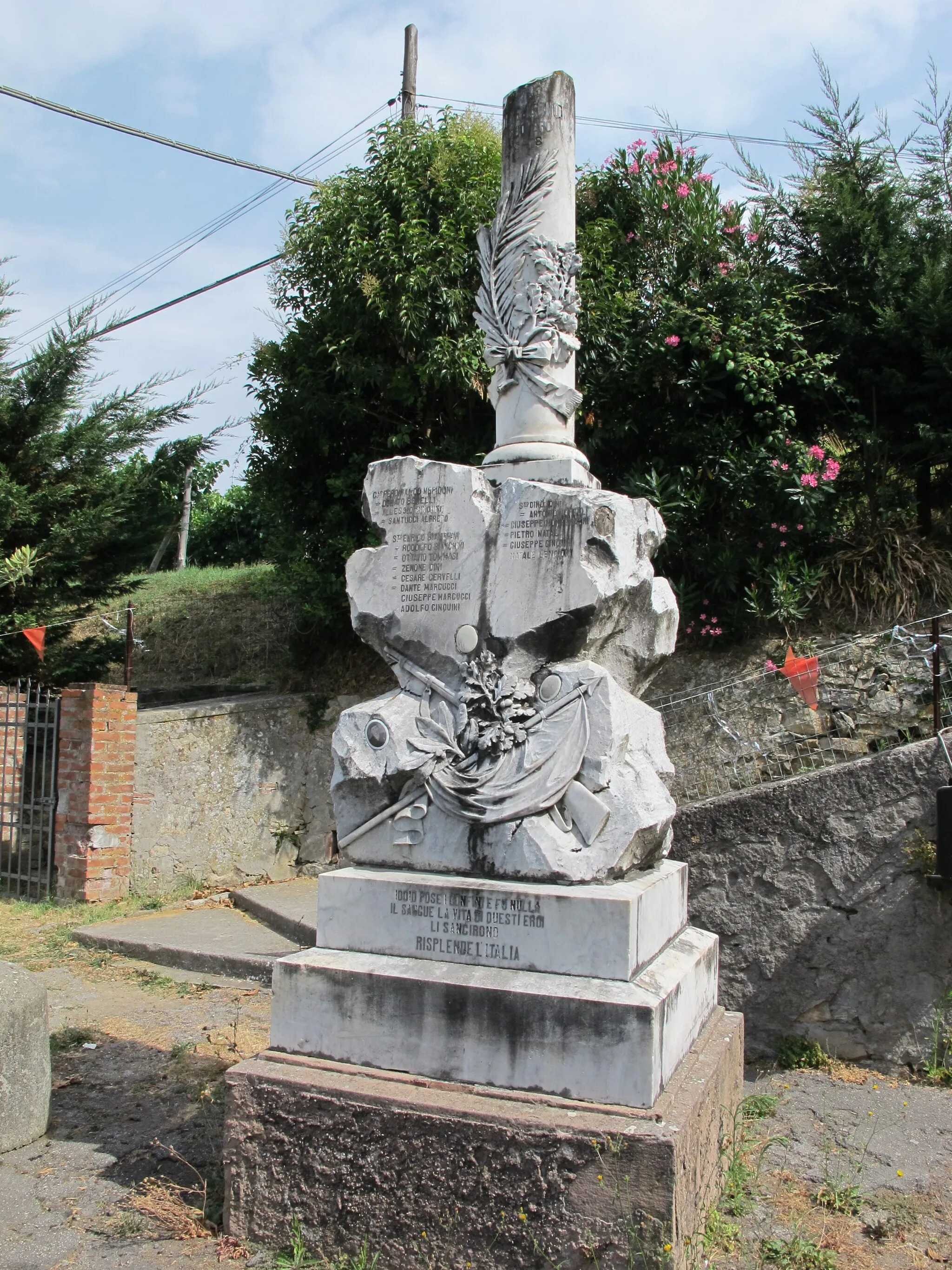 Photo showing: Camaiore, chiesa di montemagno 03 monumento ai caduti