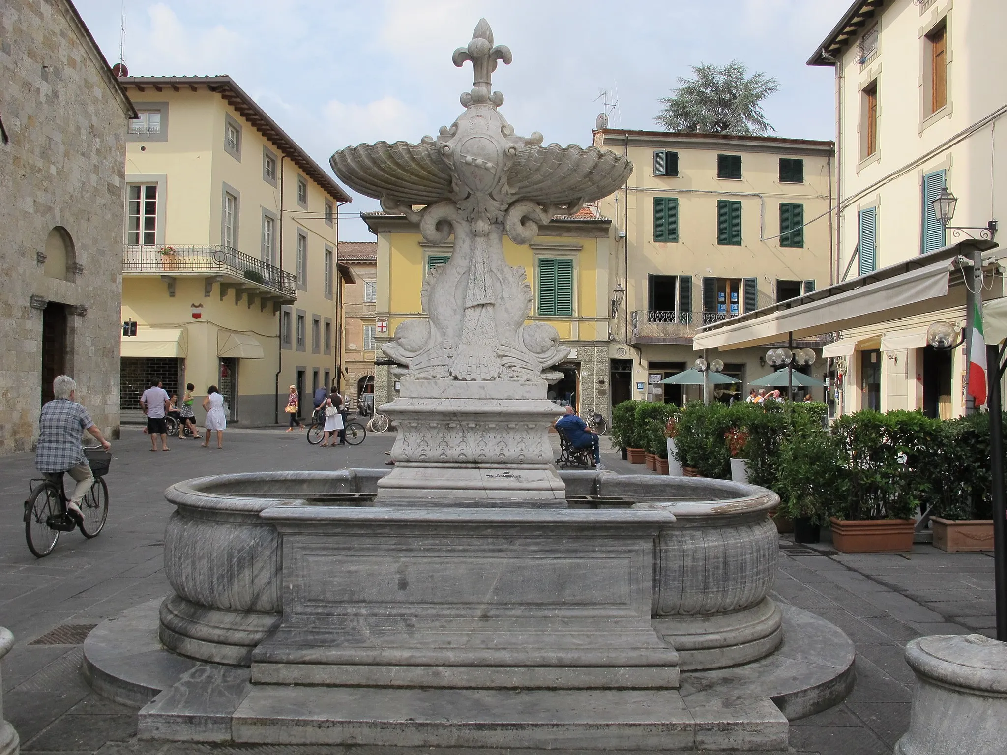 Photo showing: Camaiore, fontana nella piazza principale