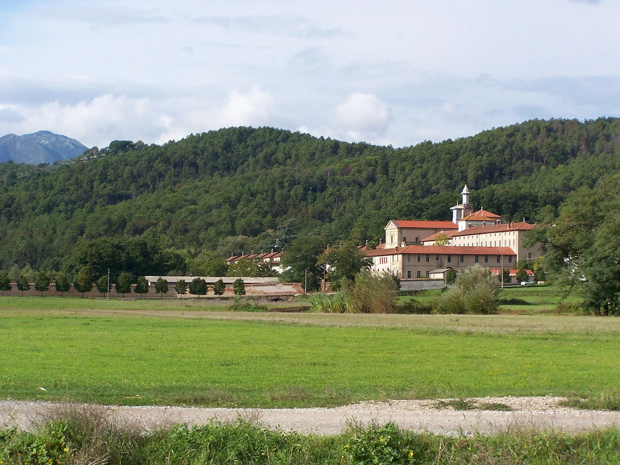 Photo showing: Kartuzja w Farneta we Włoszech (widok od południa). Autorem zdjęcia jest Certosino.