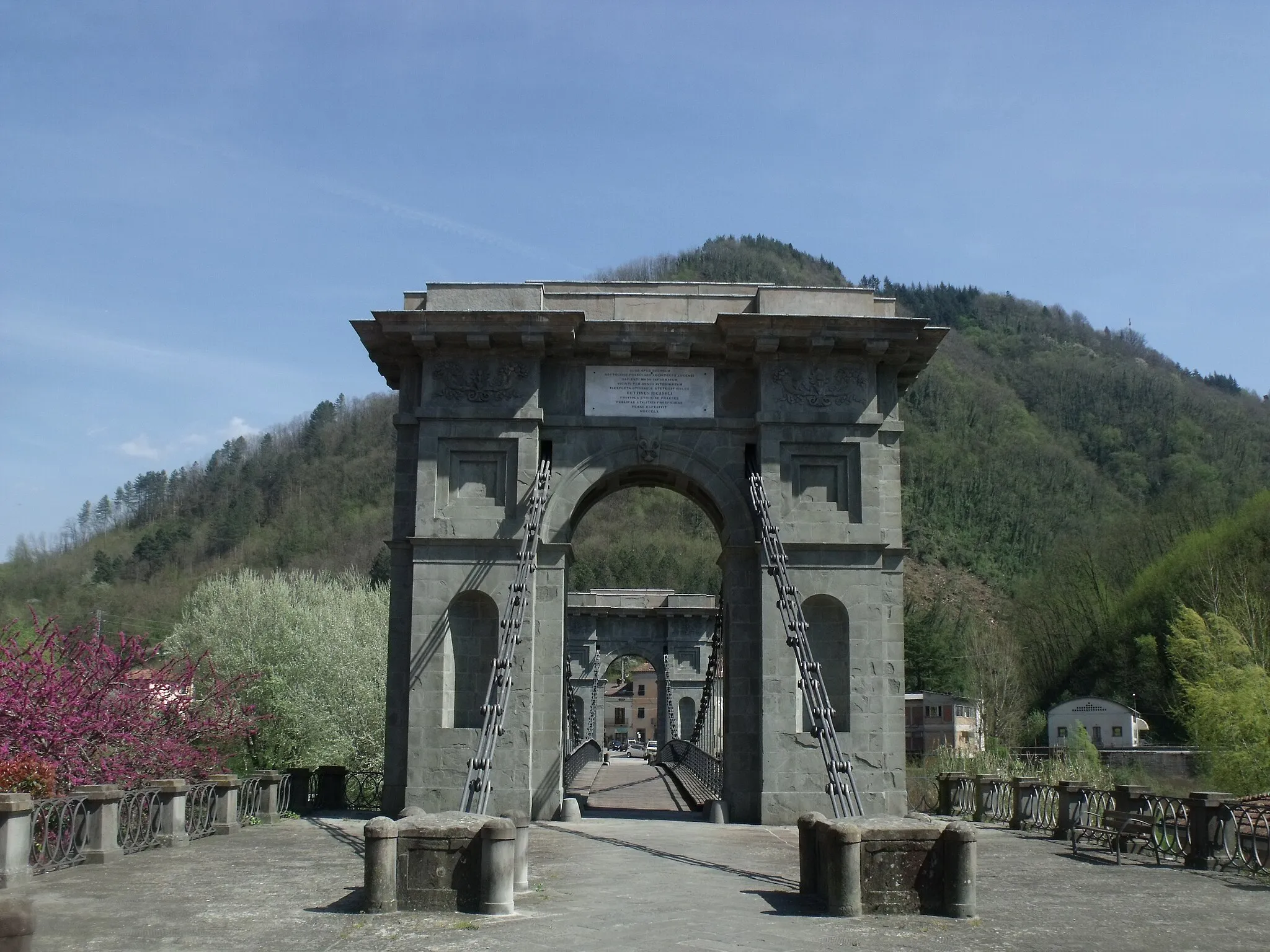 Photo showing: Bridge over the Lima River (Ponte delle Catene) in Bagni di Lucca, Province of Lucca, Tuscany, Italy