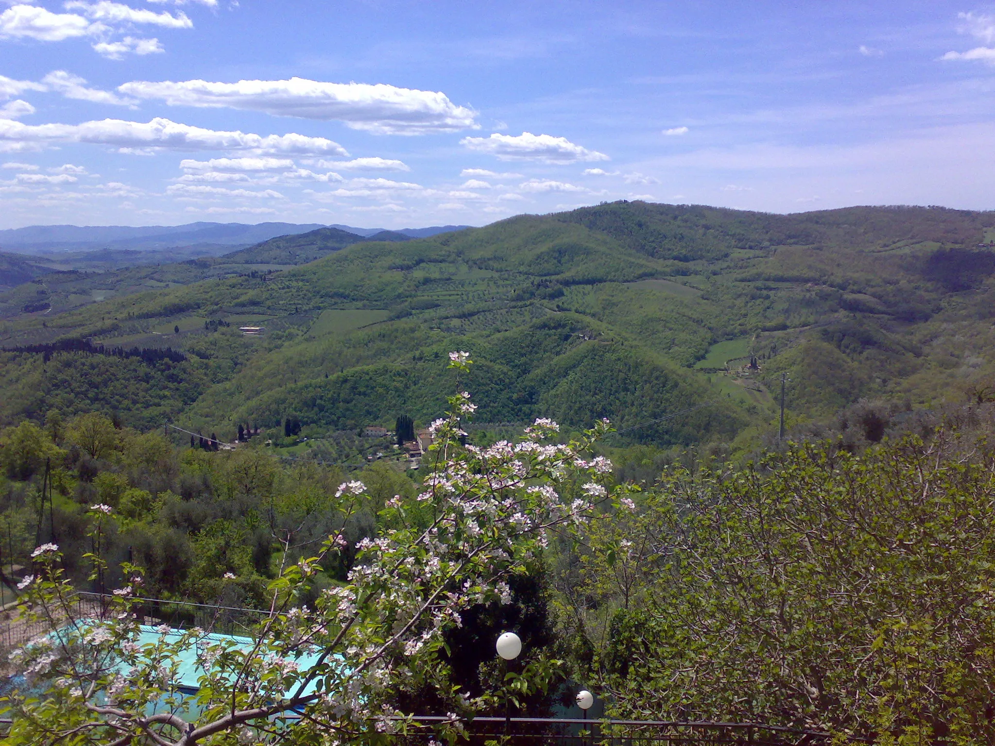 Photo showing: Veduta delle colline del Chianti Rufina dalla piazza di it:Acone