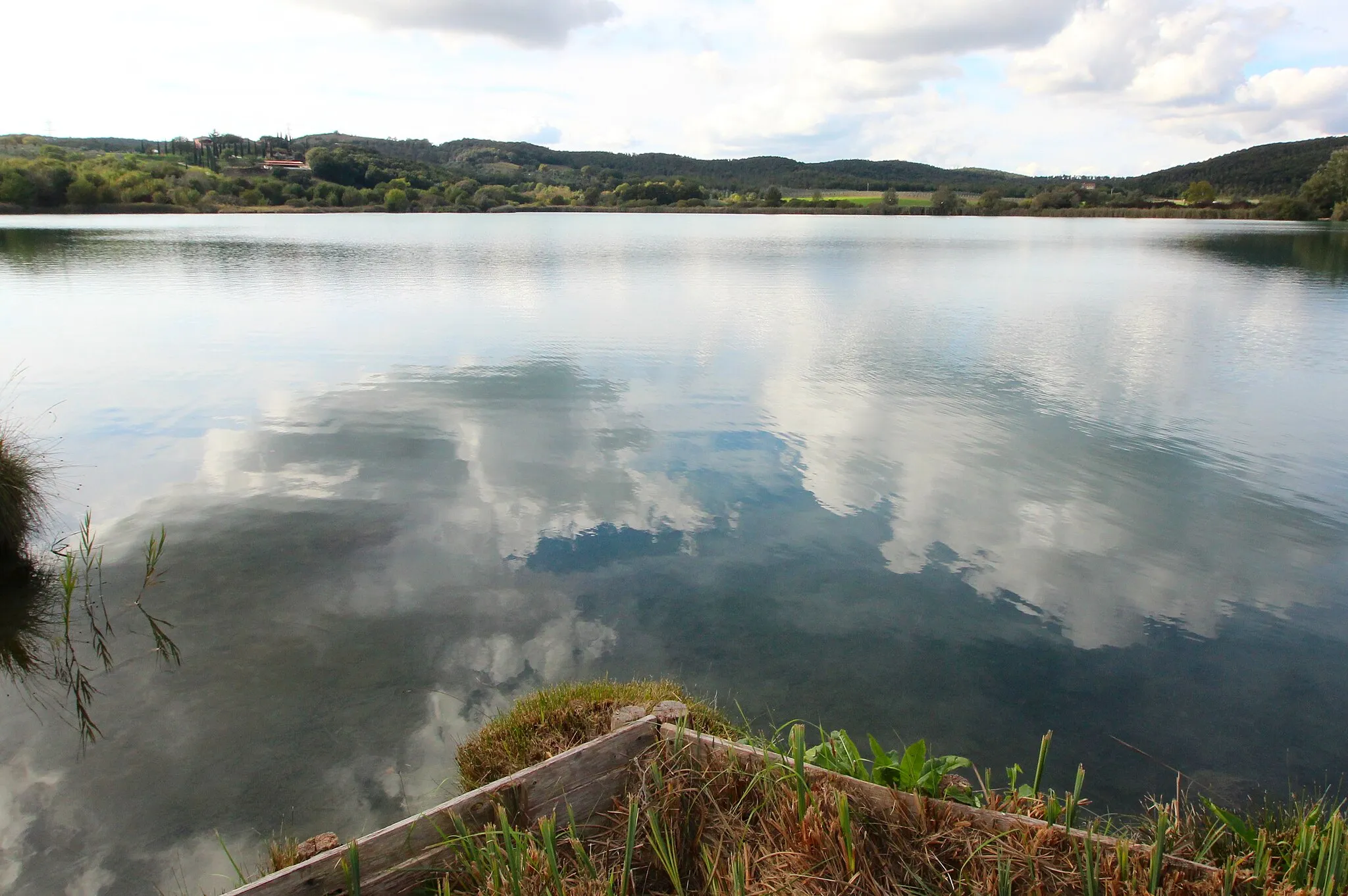 Photo showing: Lake Accesa (Lago dell’Accesa), lake in Massa Marittima, Province of Grosseto, Tuscany, Italy