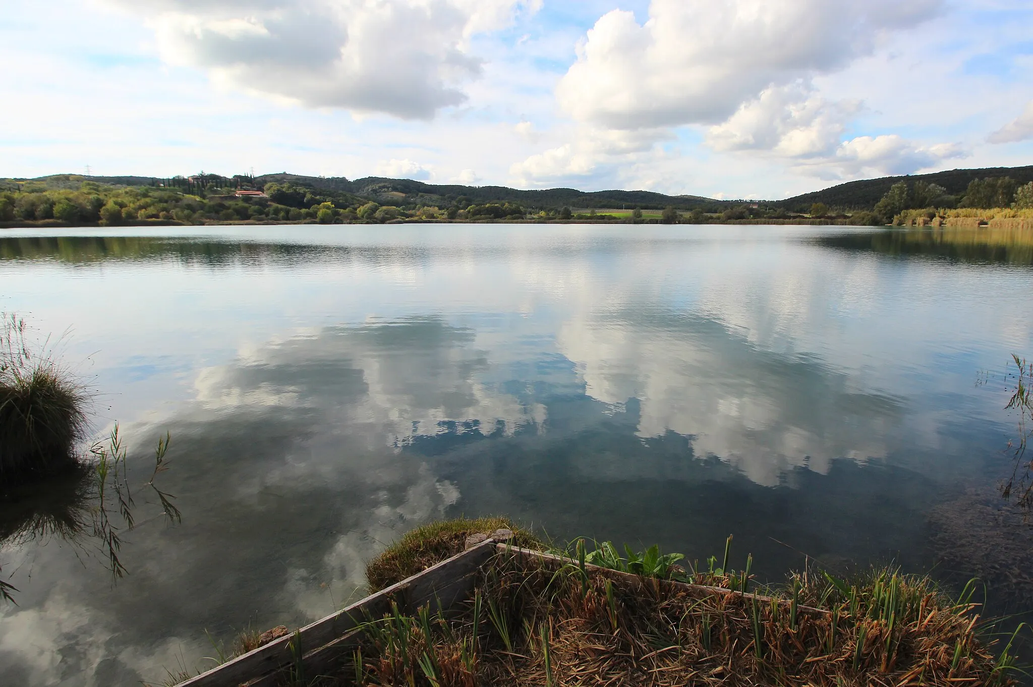 Photo showing: Lake Accesa (Lago dell’Accesa), lake in Massa Marittima, Province of Grosseto, Tuscany, Italy