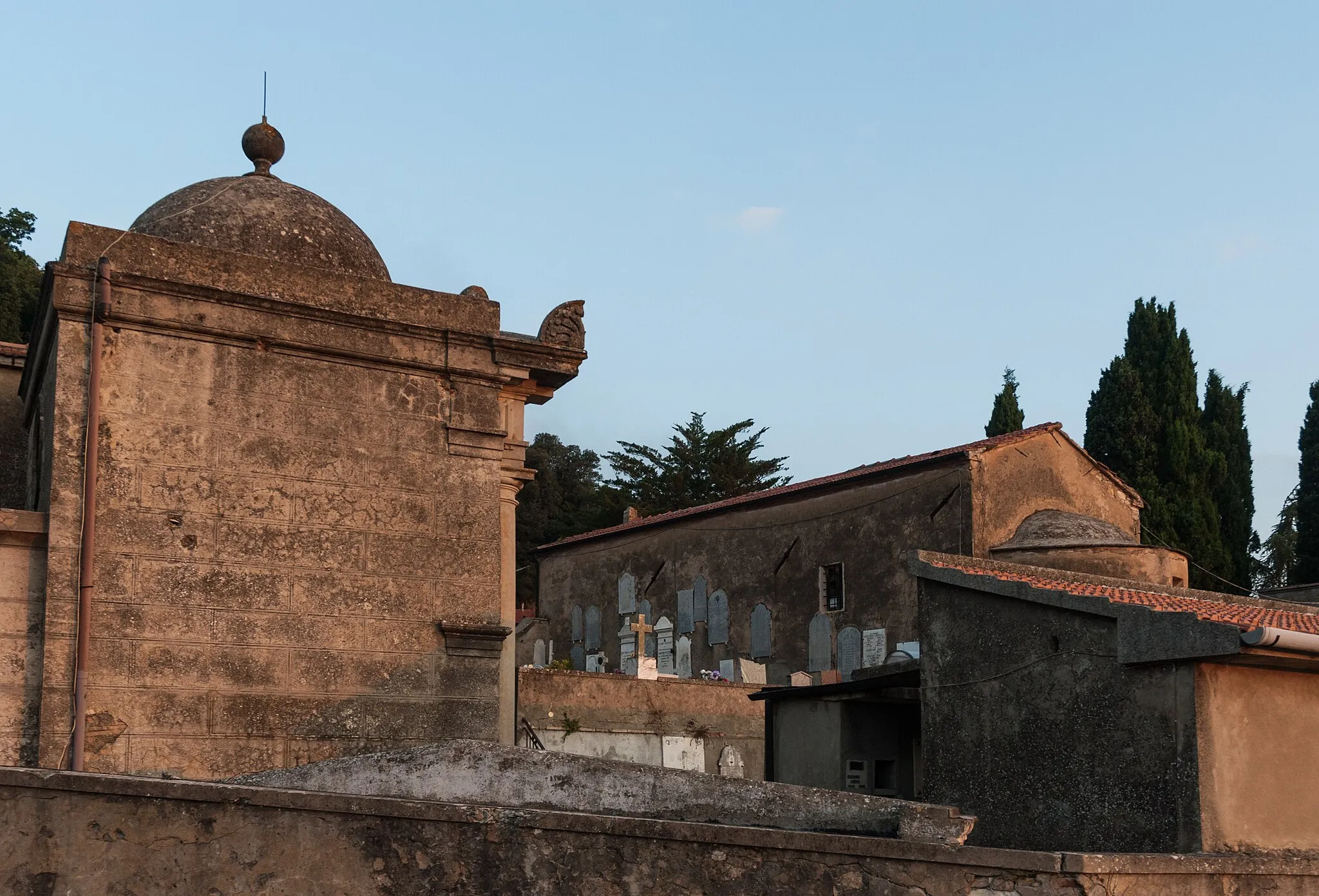 Photo showing: Sassetta cemetery in the time of sunrise