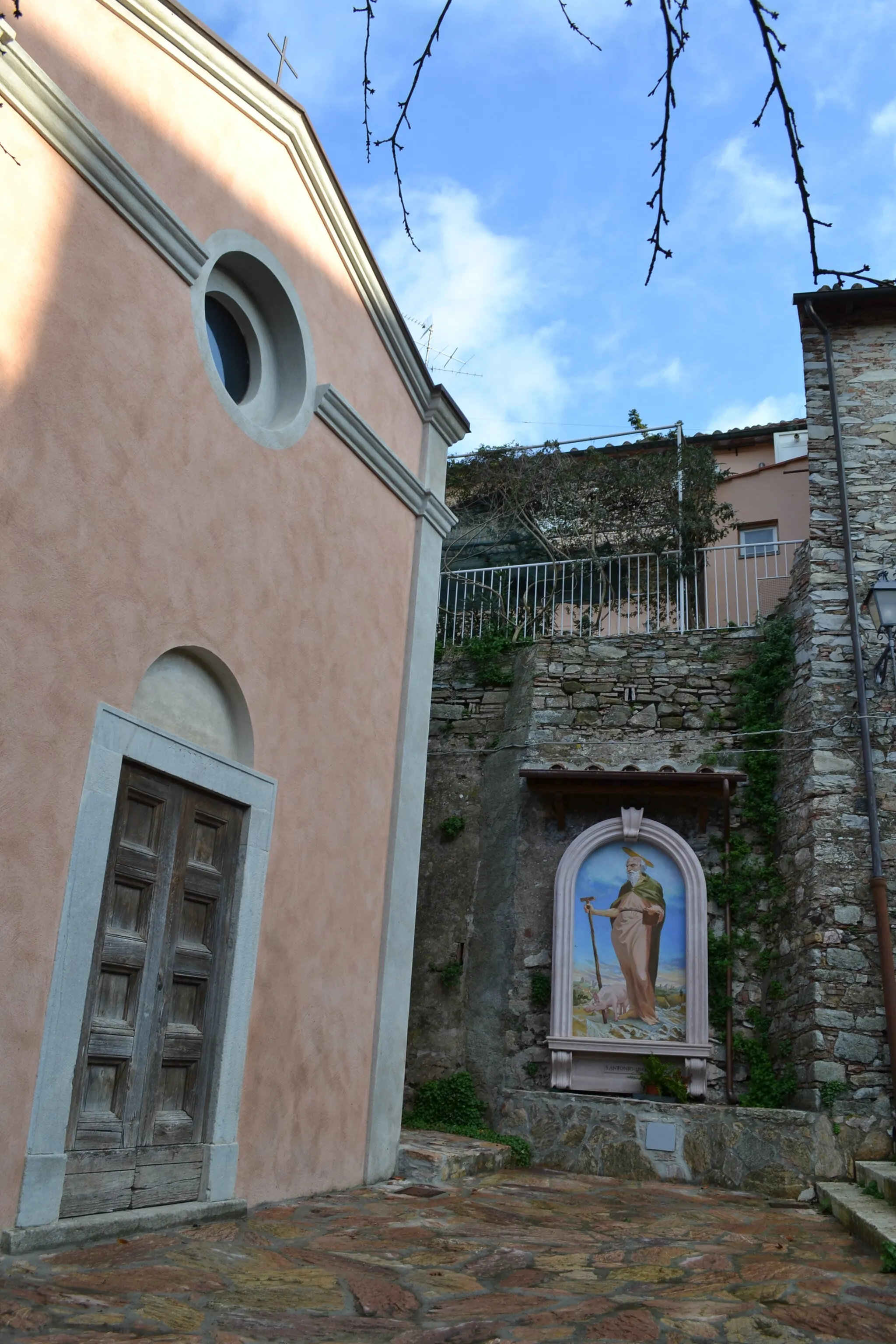 Photo showing: La facciata della Chiesa di Sant'Antonio a Campiglia Marittima e il tabernacolo raffigurante Sant'Antonio Abate realizzato da Dinara Kamzina nel 2015.