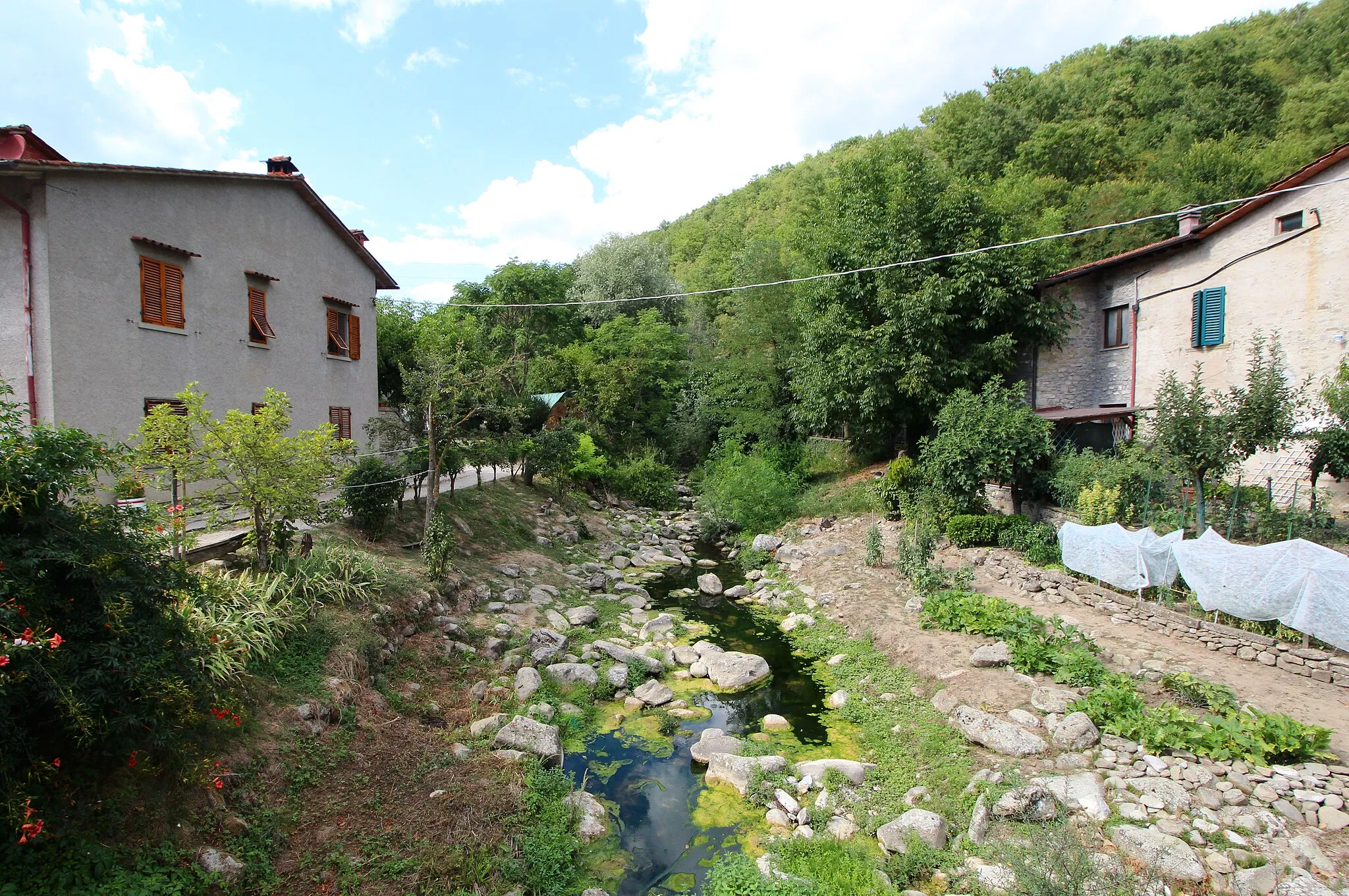 Photo showing: Rifiglio and the Rifiglio river, in Rifiglio, hamlet of Castel San Niccolò, Province of Arezzo, Tuscany, Italy