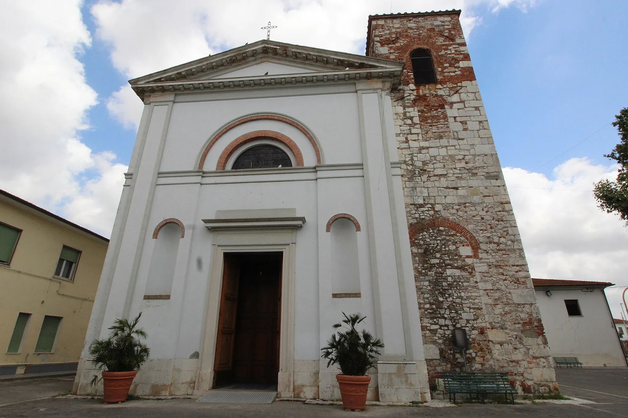 Photo showing: Church Santi Simone e Giuda, Nodica, hamlet of Vecchiano, Province of Pisa, Tuscany, Italy.