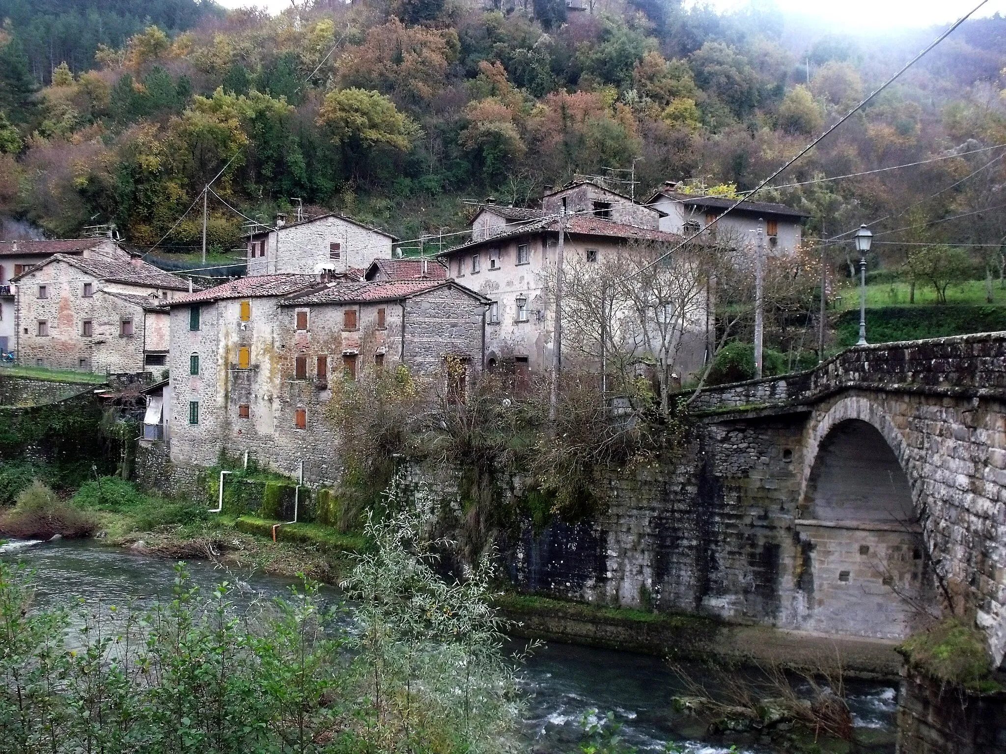 Photo showing: Borgo Castellano and Solano River in Castel San Niccolò, Province of Arezzo, Tuscany, Italy