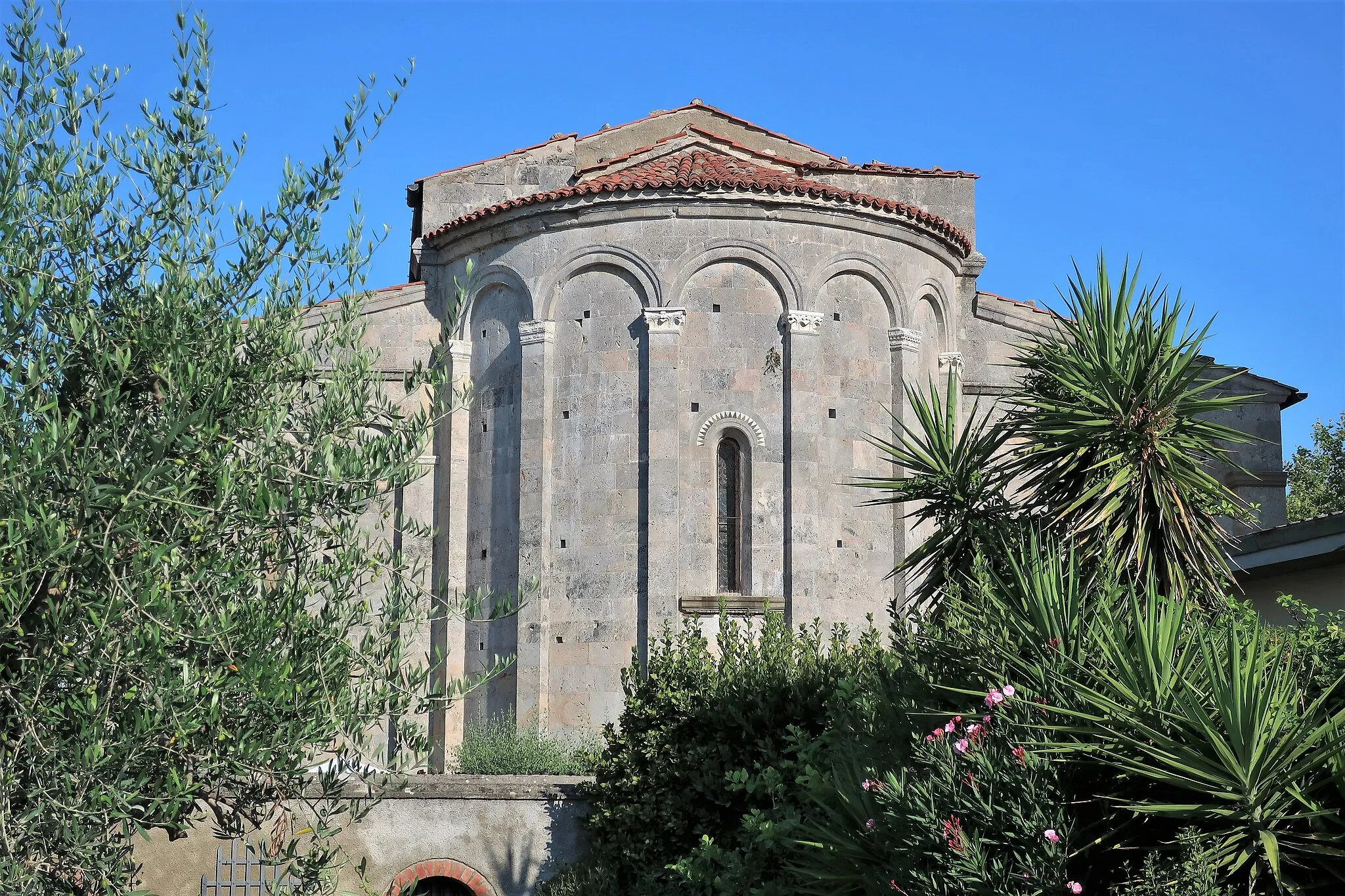 Photo showing: Santi Ippolito e Cassiano (Pieve dei Santi Ippolito e Cassiano) befindet sich in San Casciano, einem Dorf in der Gemeinde Cascina, Toskana, Italien. Apsis von Süden.