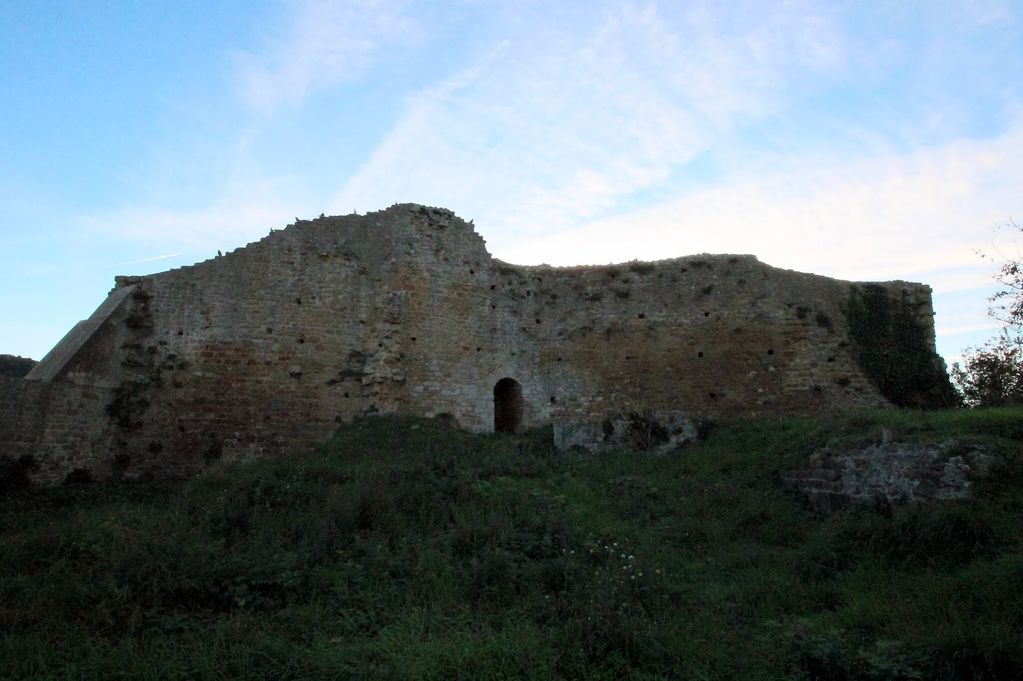 Photo showing: Castle Rocca Aldobrandesca in Buriano, hamlet of Castiglione della Pescaia, Maremma, Province of Grosseto, Tuscany, Italy