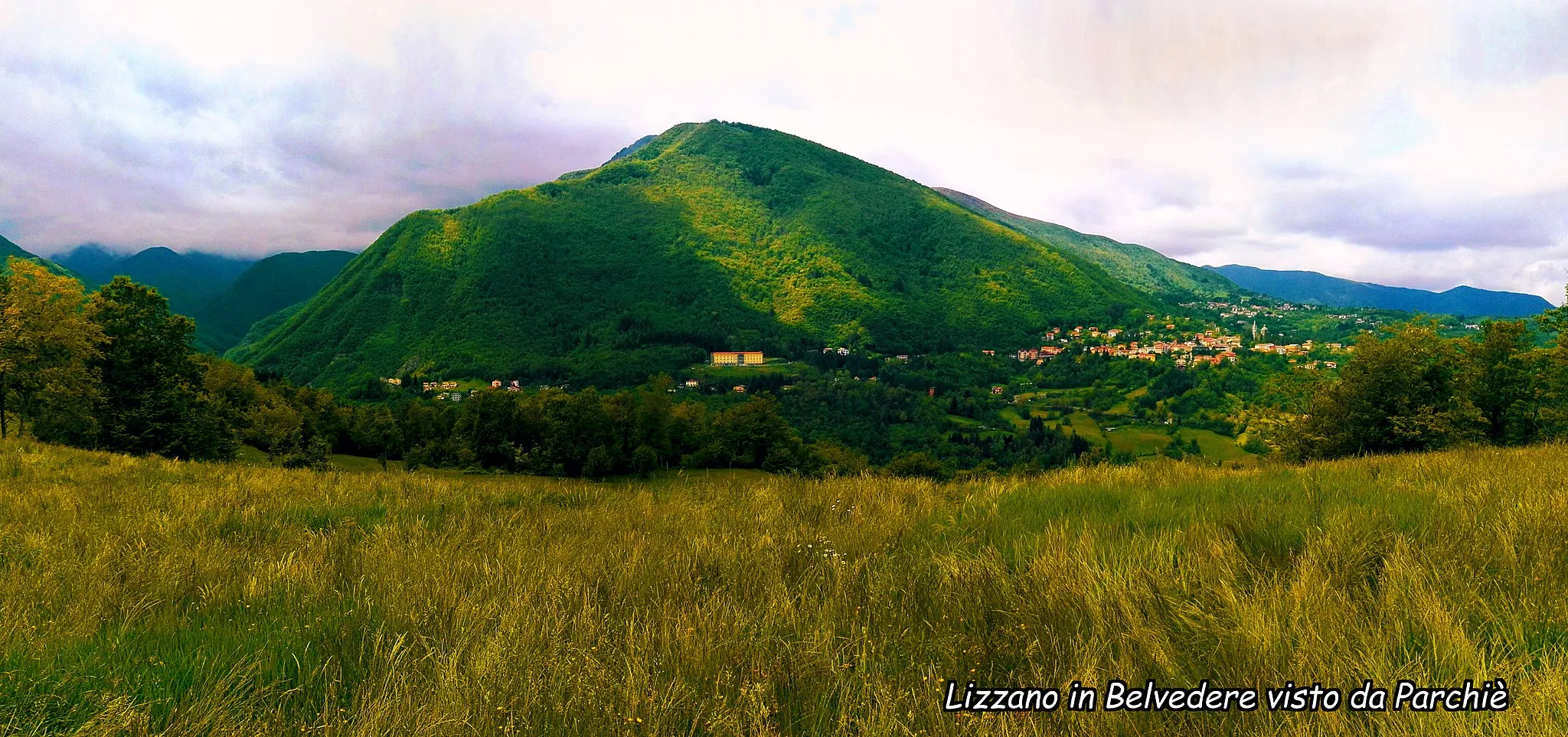 Photo showing: L'abitato di Lizzano e sullo sfondo a destra Vidiciatico con dietro il Monte Pizzo. Ripresa fatta dalla località Parchiè.