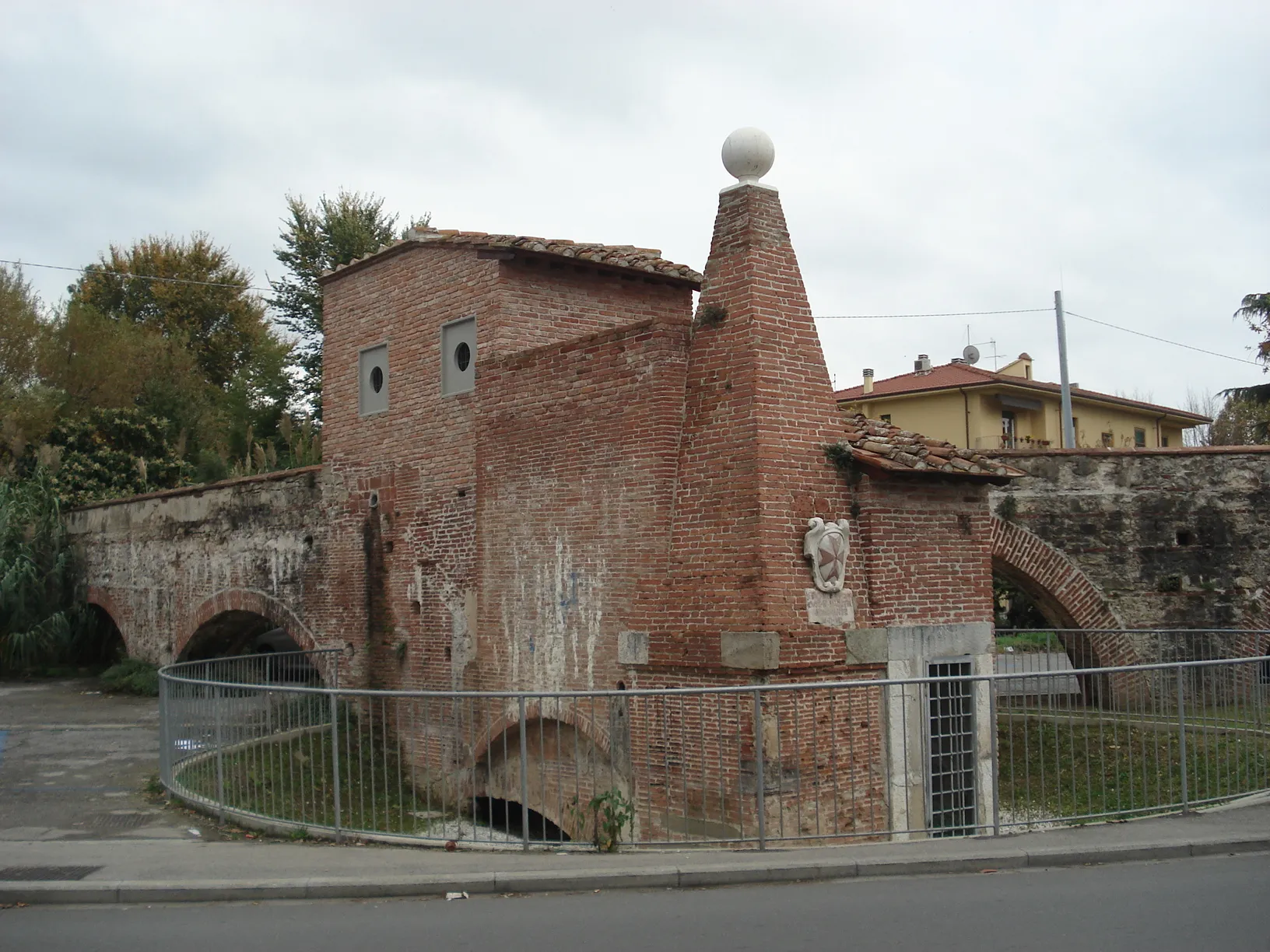 Photo showing: Curva dell'Acquedotto mediceo in via Battelli, Pisa. Struttura recentemente restaurata.